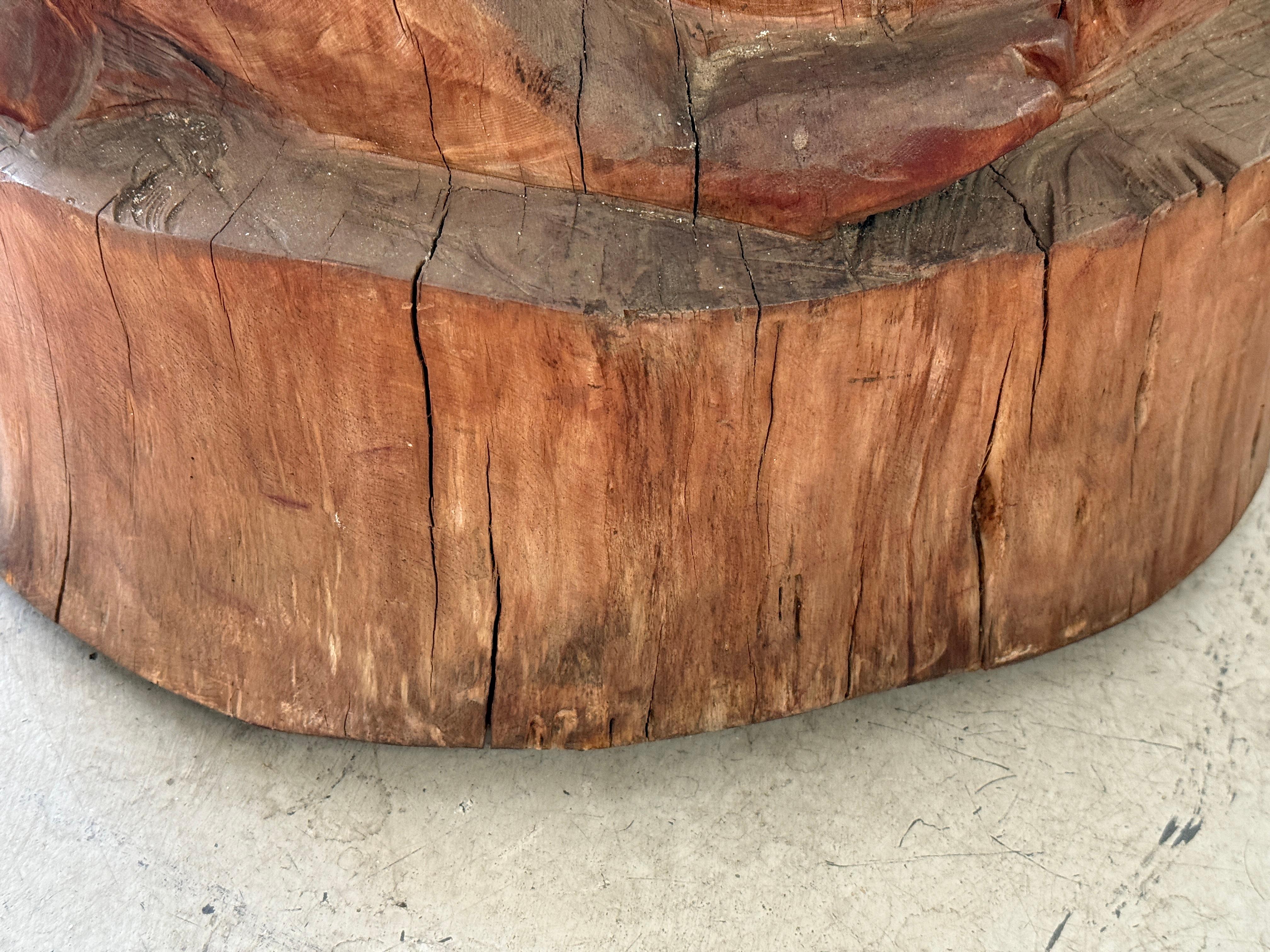 Massive geschnitzte Wood Buddha hält einen Vogel im Angebot 10
