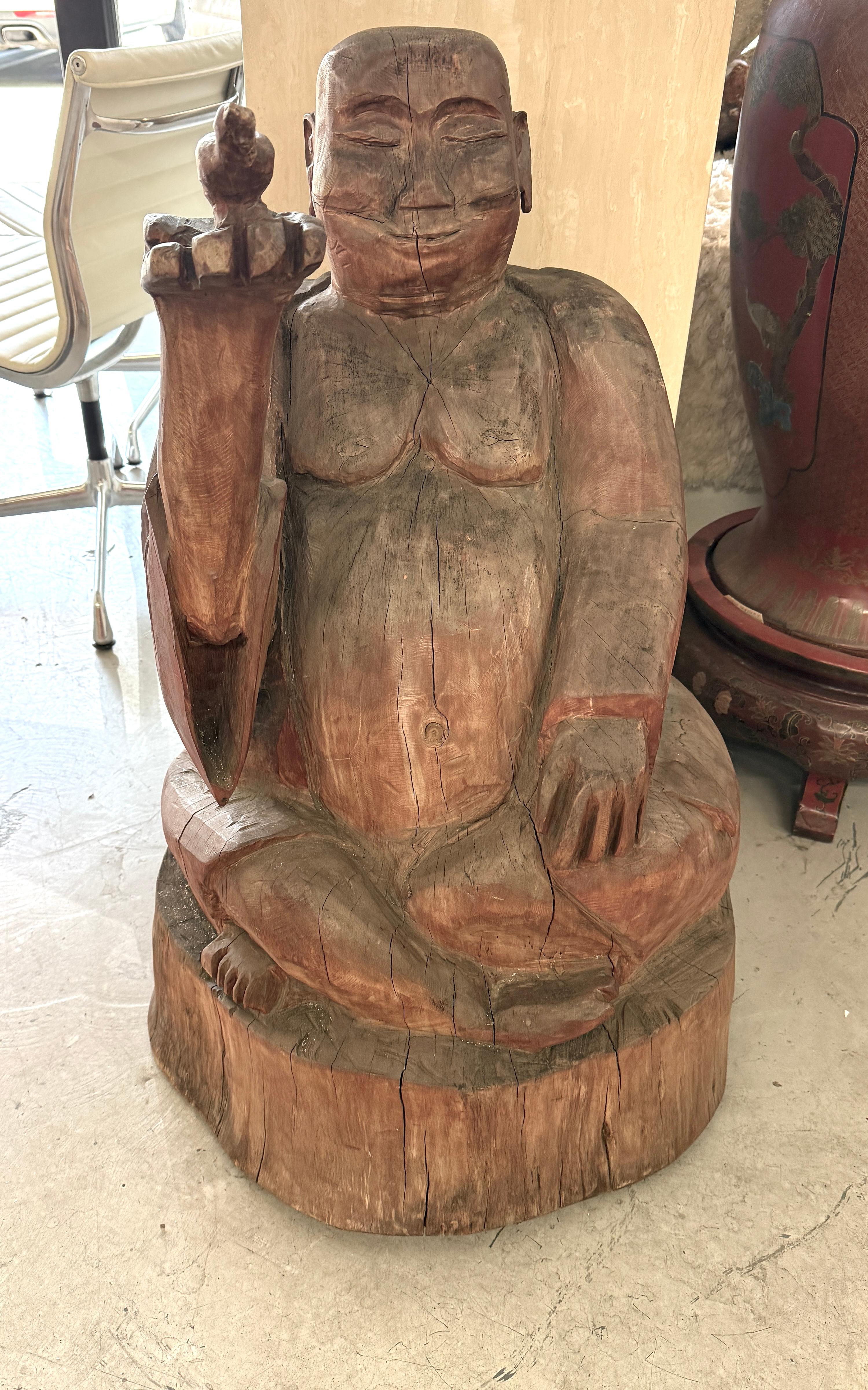 Massive geschnitzte Wood Buddha hält einen Vogel (Unbekannt) im Angebot