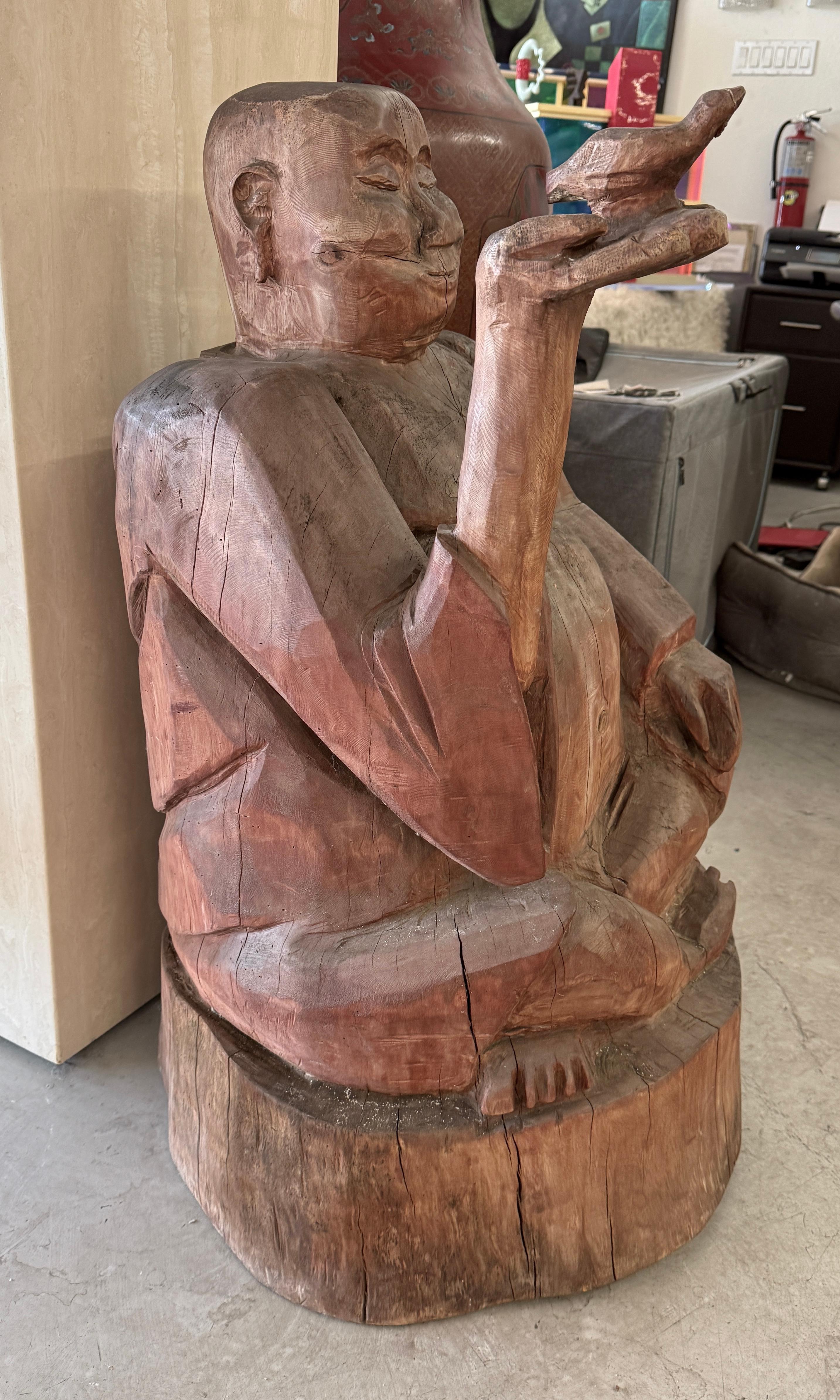 Massive geschnitzte Wood Buddha hält einen Vogel (Handgeschnitzt) im Angebot