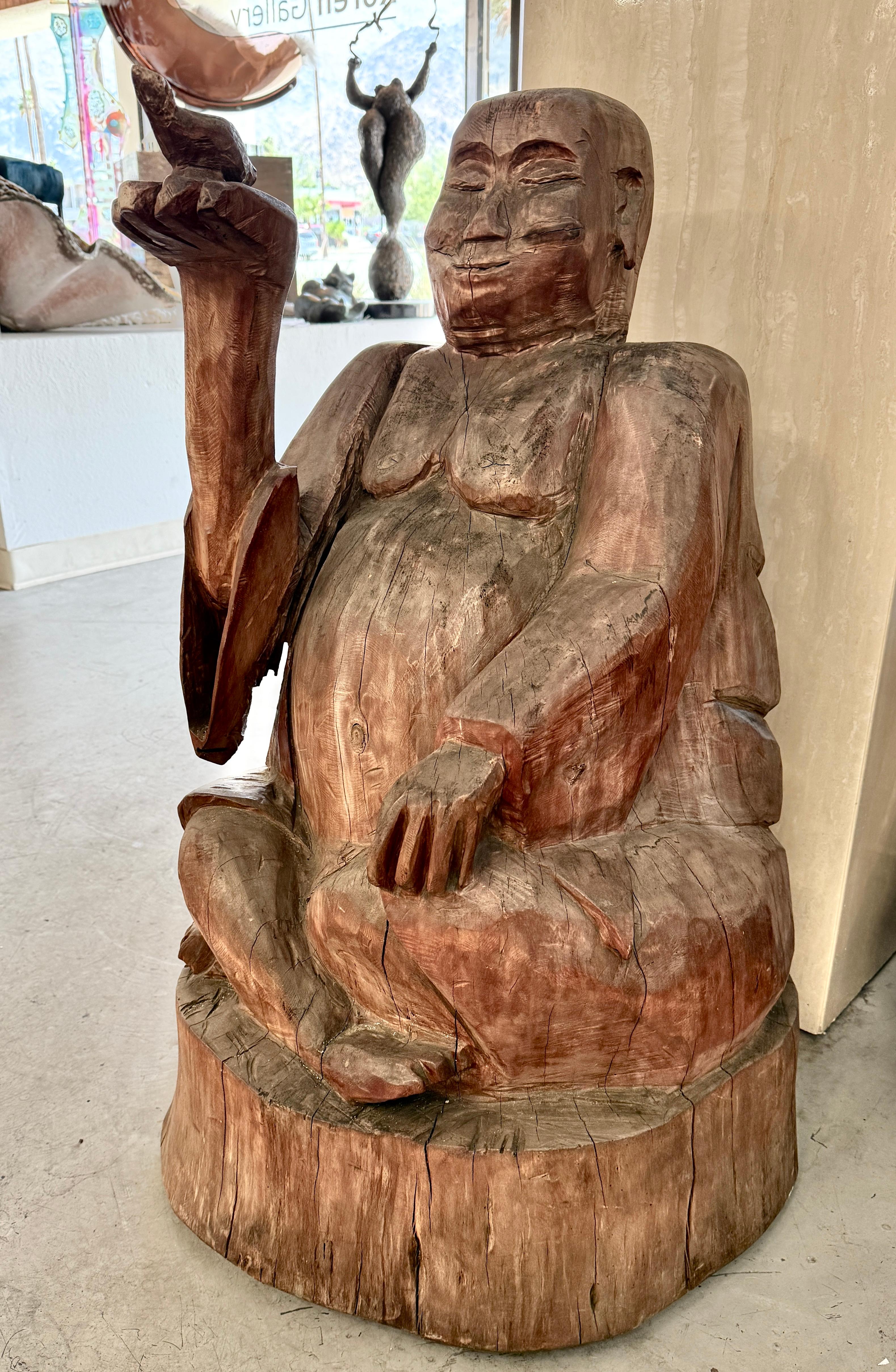 Massive geschnitzte Wood Buddha hält einen Vogel im Zustand „Gut“ im Angebot in Palm Springs, CA