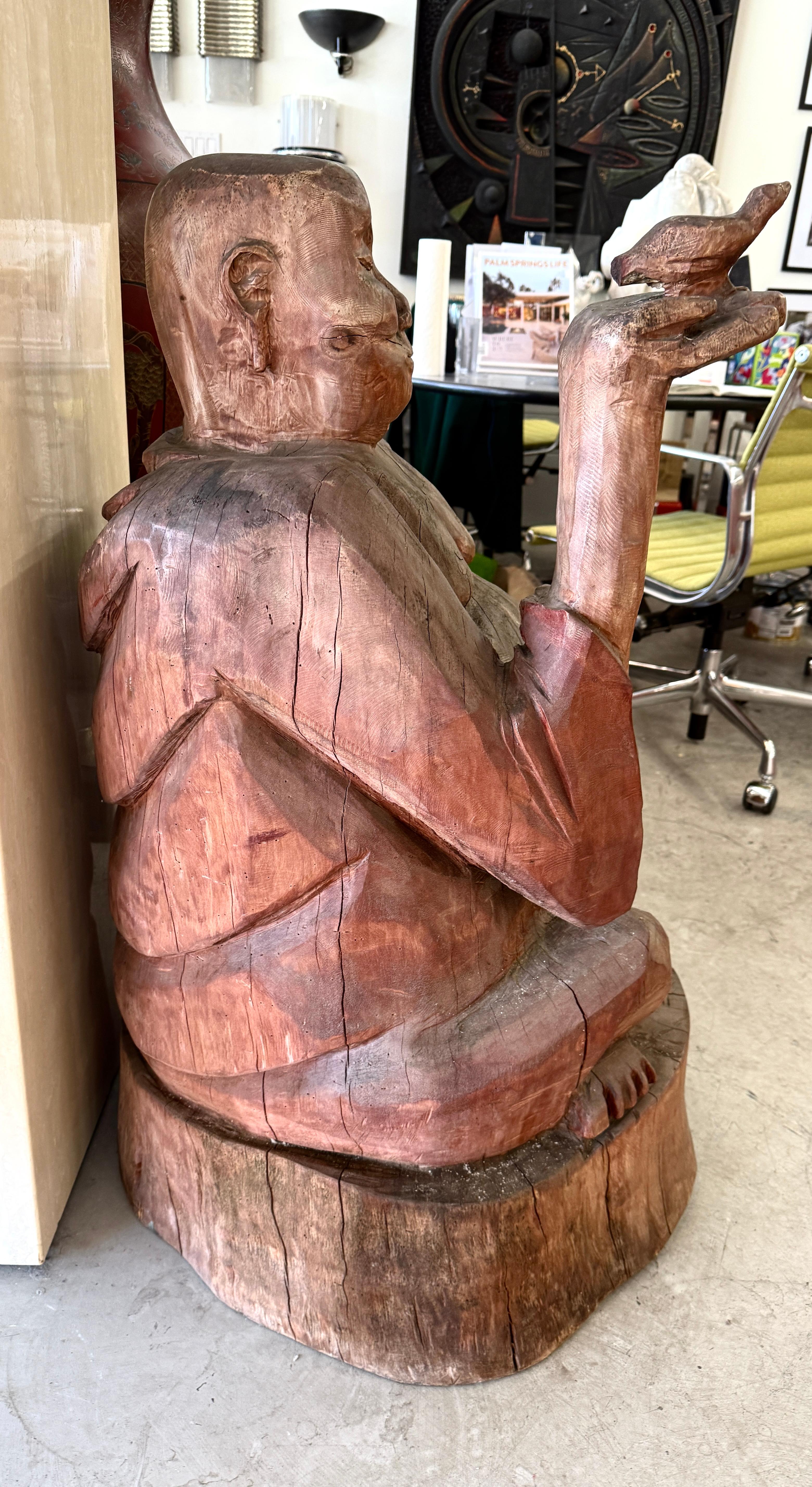 Massive geschnitzte Wood Buddha hält einen Vogel (20. Jahrhundert) im Angebot