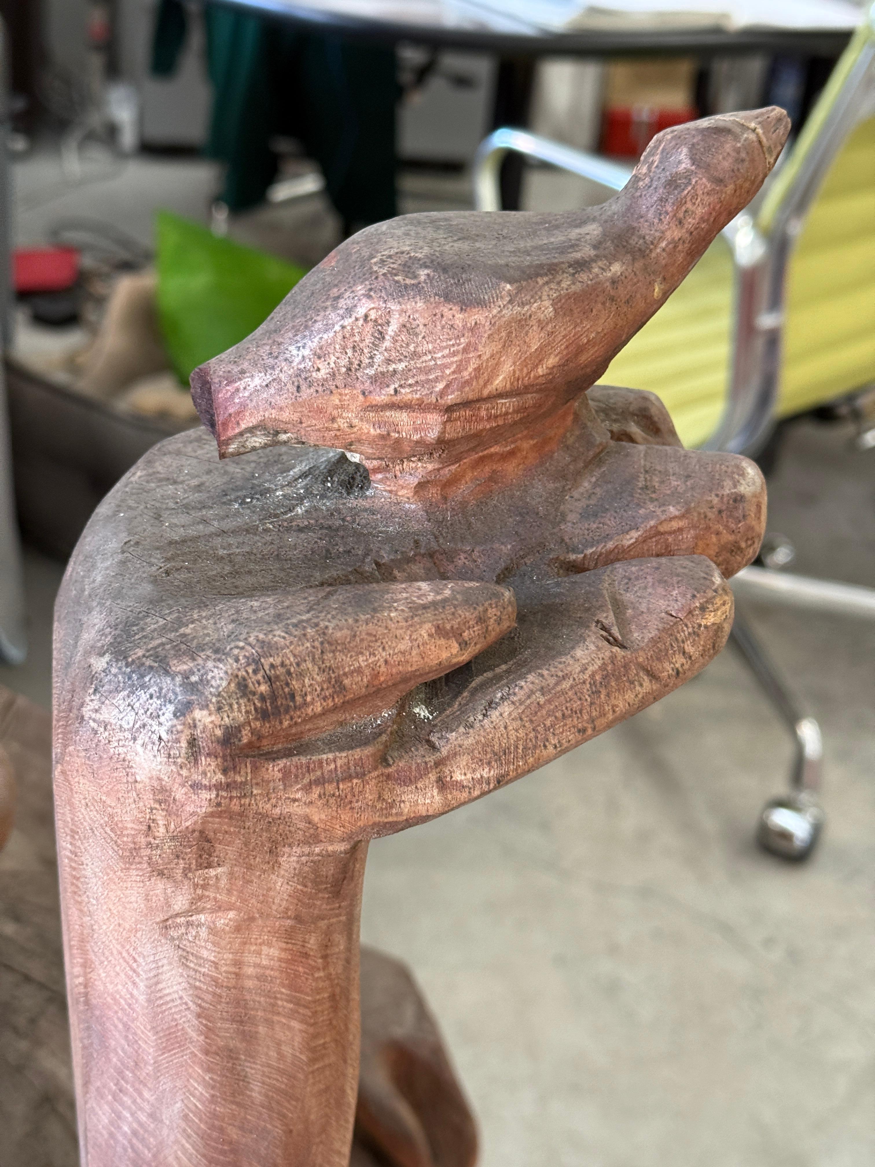 Massive geschnitzte Wood Buddha hält einen Vogel (Holz) im Angebot