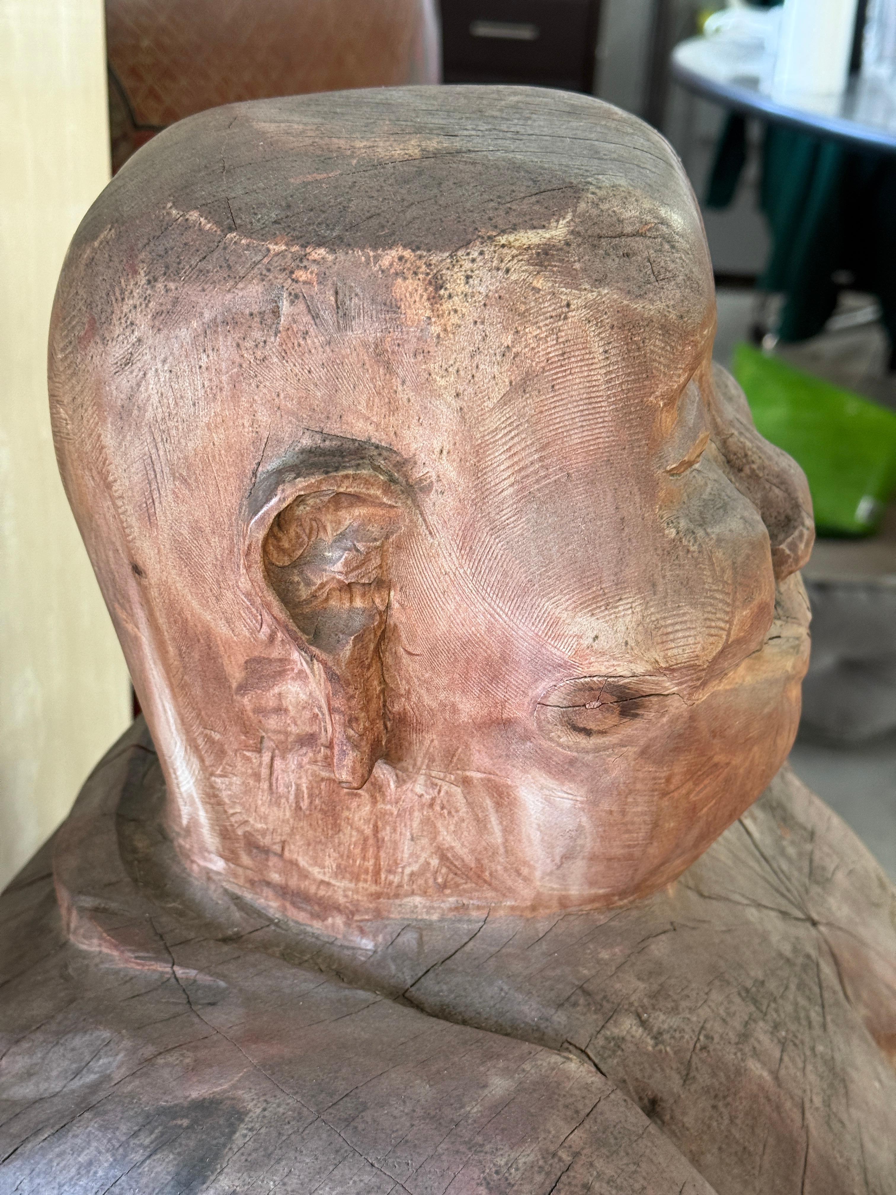 Massive geschnitzte Wood Buddha hält einen Vogel im Angebot 2