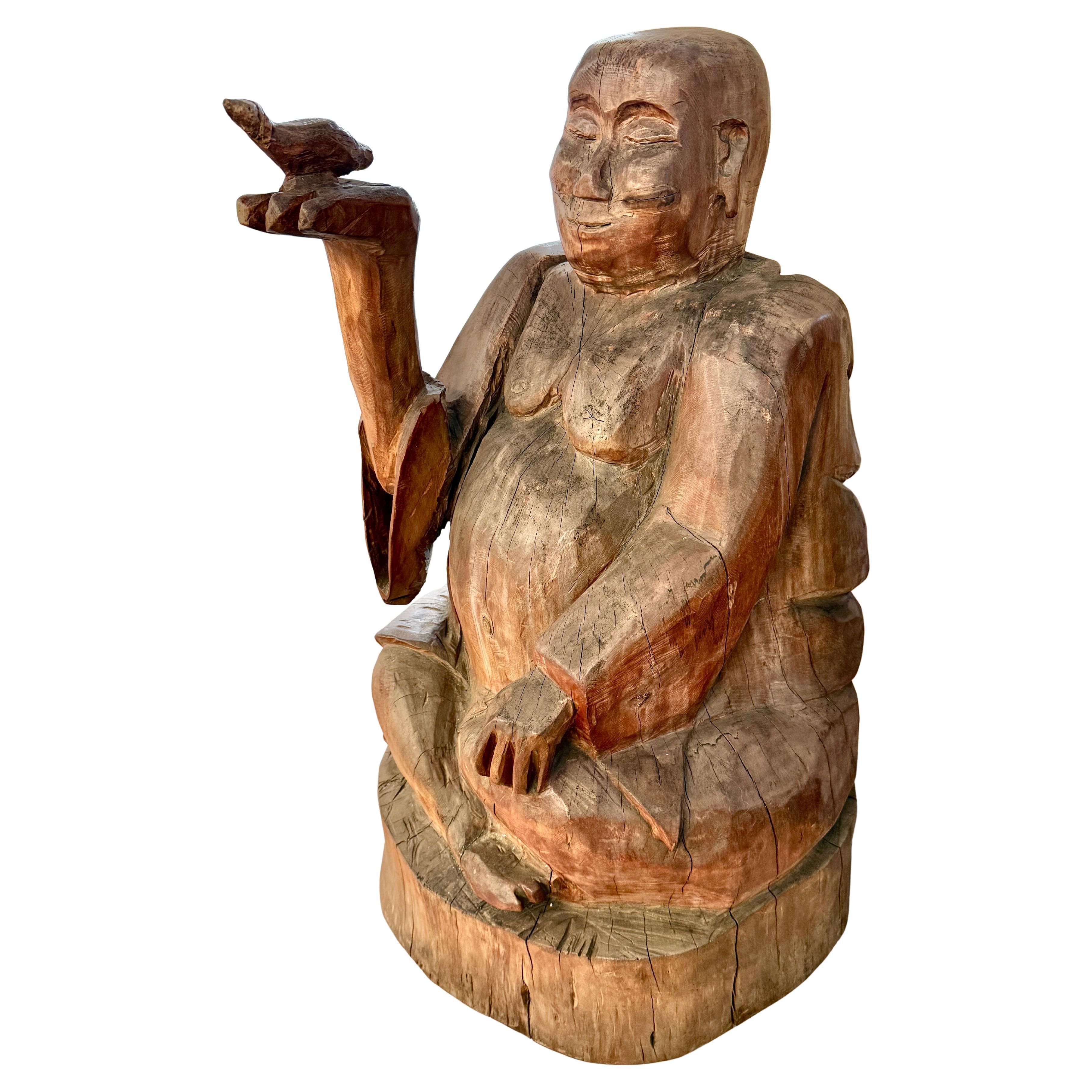 Massive geschnitzte Wood Buddha hält einen Vogel im Angebot