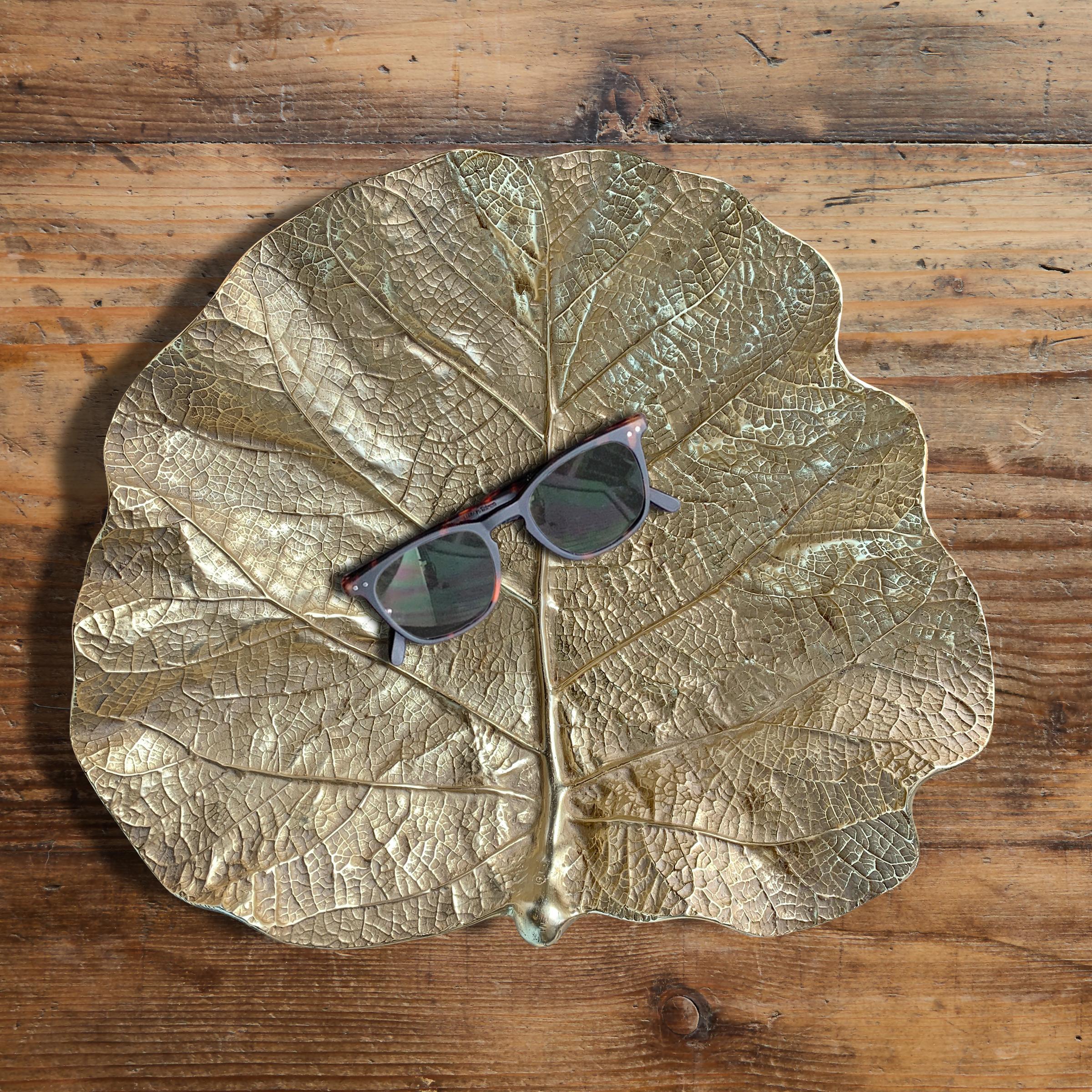 A wonderful massive 20th century American cast brass fiddle leaf fig leaf dish, cast from life, and retaining a wonderful glowing finish. Perfect on your coffee table or in your entry to catch your keys, sunglasses, and pocket change.