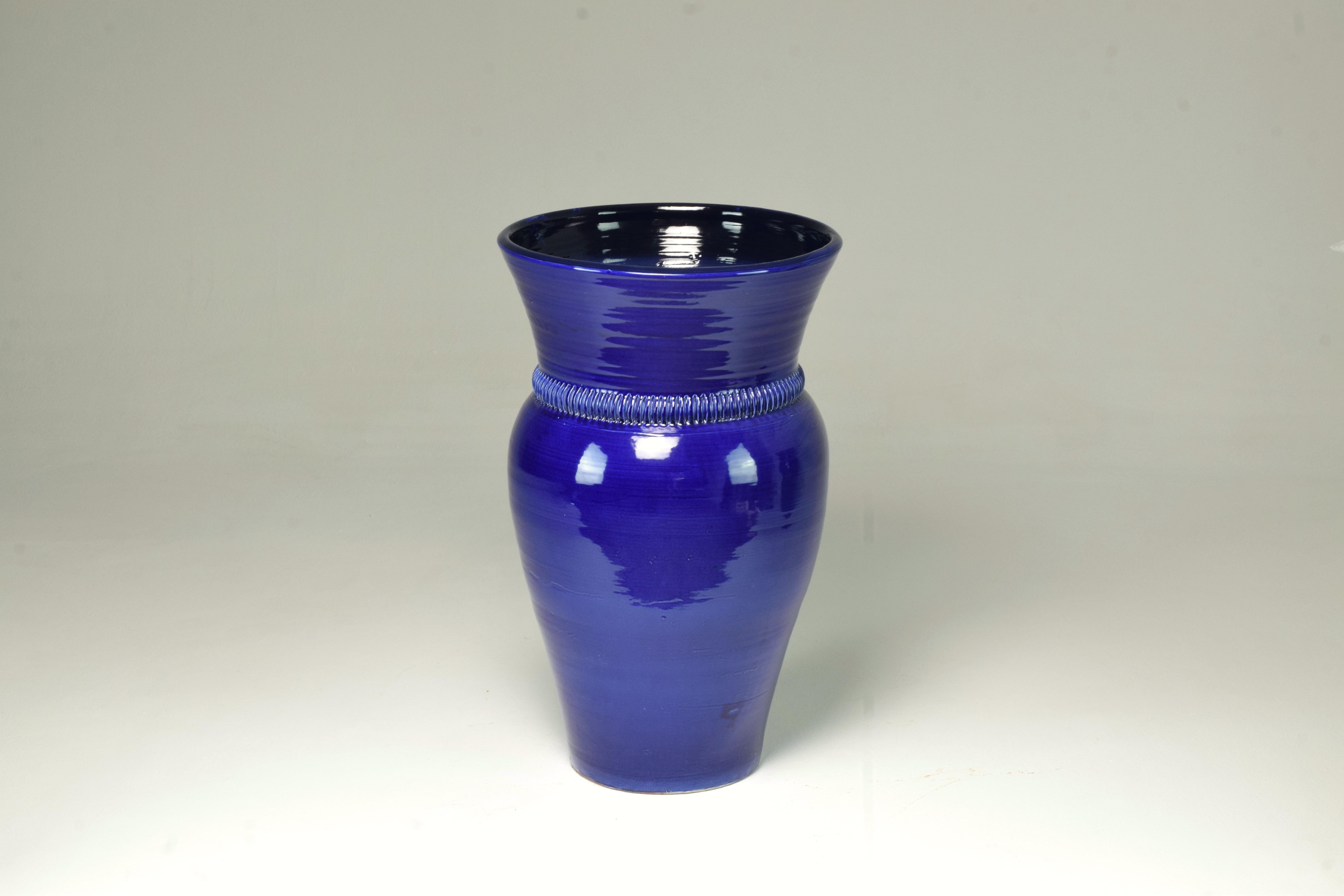 Un vase ou une jarre surdimensionné(e) en céramique émaillée, fabriqué(e) à la main de manière durable, avec de magnifiques détails sculptés. 
Mesures : H:69cm 
D:40cm 
Couleurs : bleu, vert ou rouge.
 