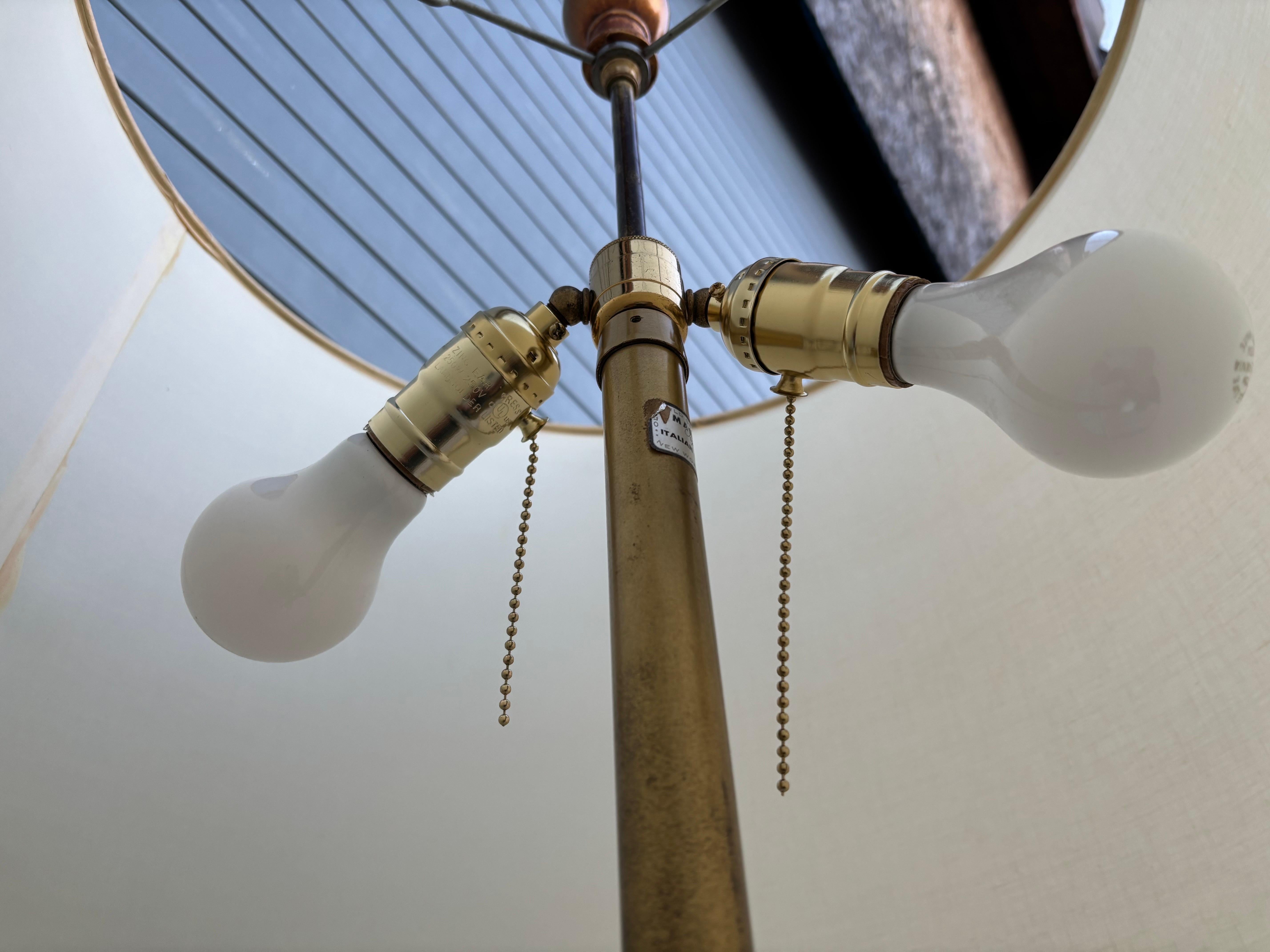 Lampada in ceramica italiana di Marlboro Lighting Company con un cardo dipinto sulla base.  La lampada in ceramica è alta ben 35 pollici, mentre l'intera lampada con il paralume è alta 63 pollici.  Mantiene la lampada marlboro sullo stelo.  La