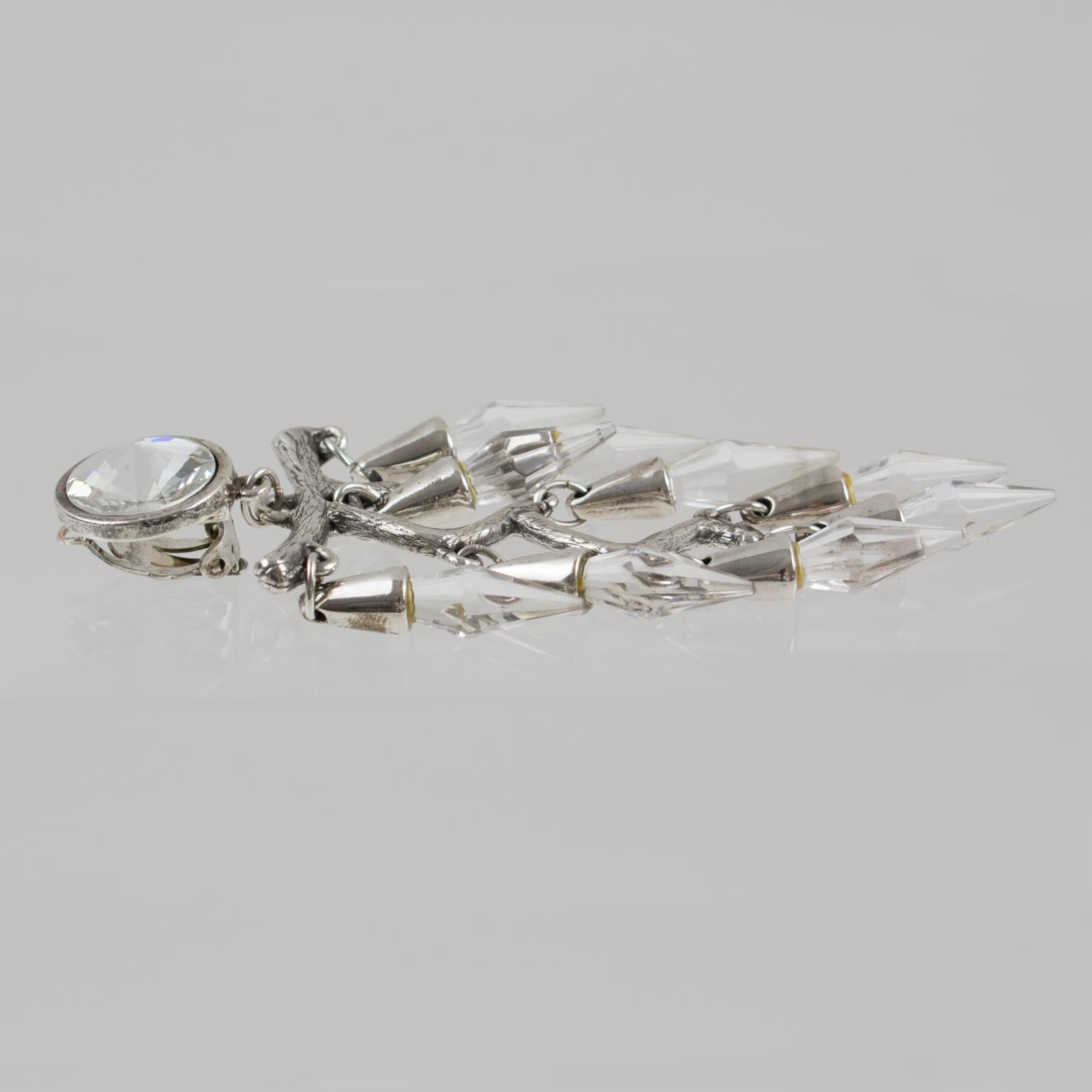 Chandelier massif Boucles d'oreilles Clips en métal argenté avec gouttes de cristal pampilles Unisexe en vente