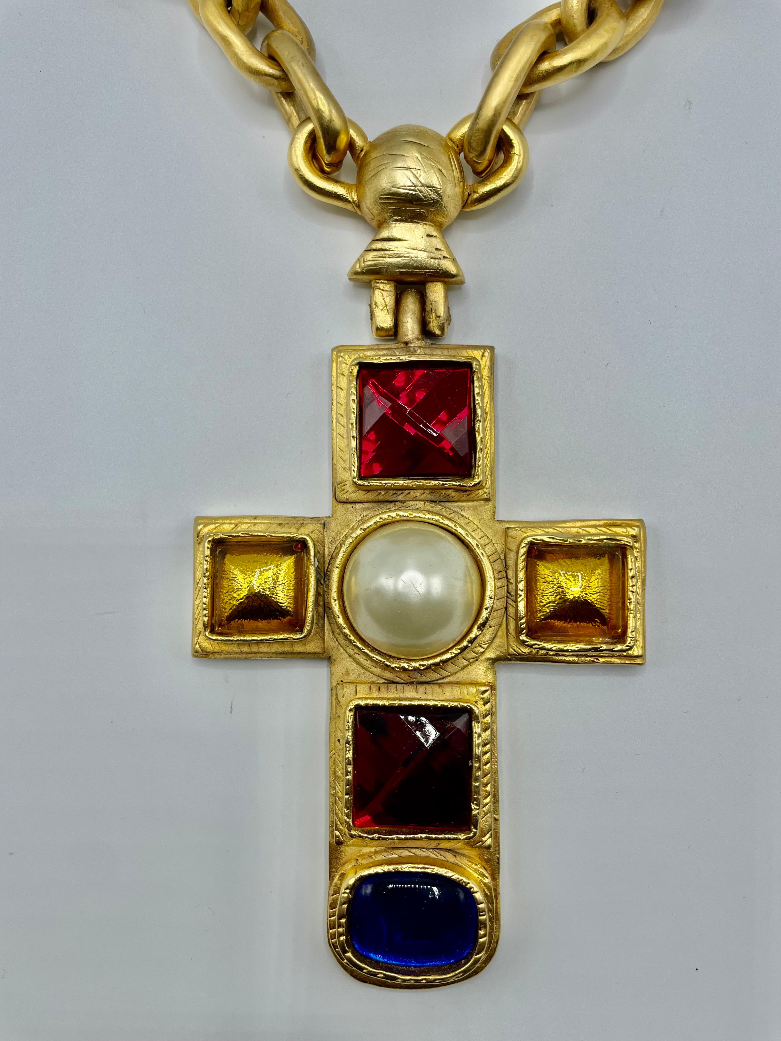 Croix et collier massifs conçus par Victoire de Castellane, uniques et spectaculaires. Un objet de collection incontournable.