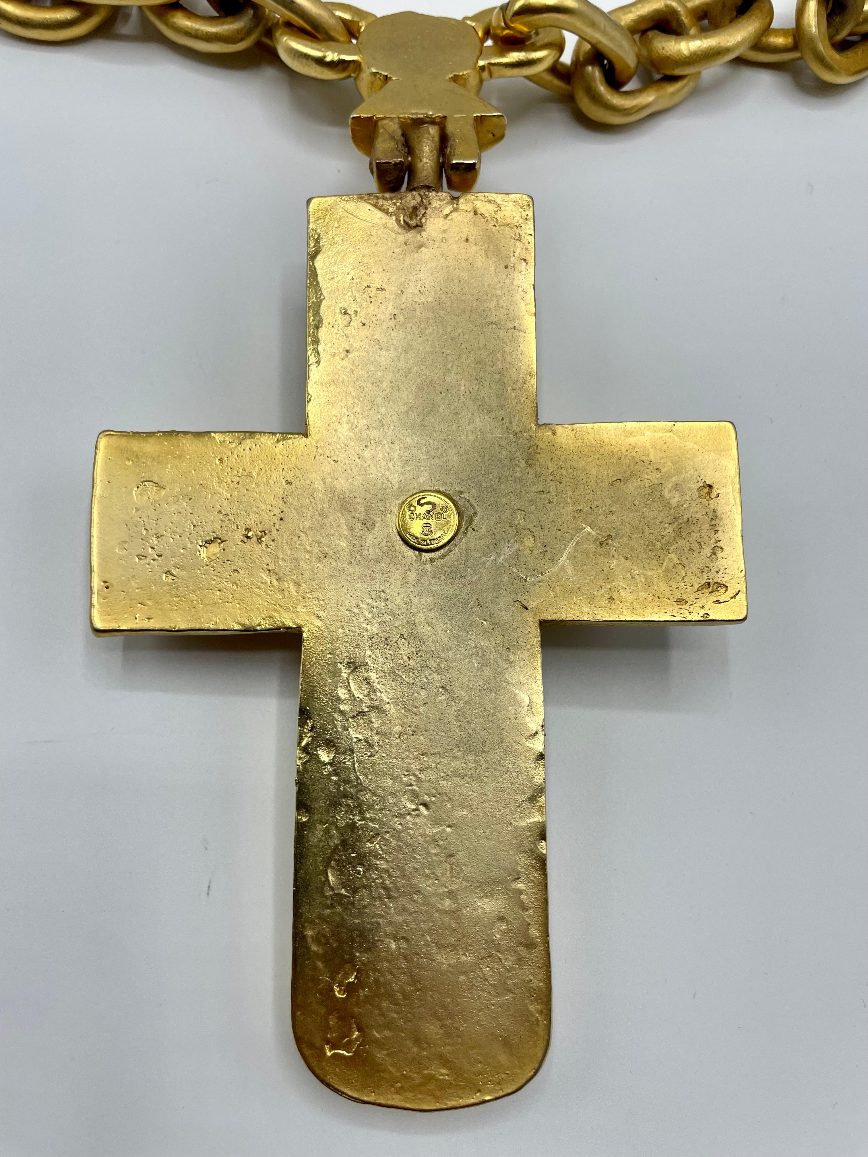 La croix massive Chanel conçue par Victoire de Castellane  en vente 3