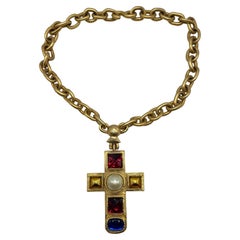 La croix massive Chanel conçue par Victoire de Castellane 