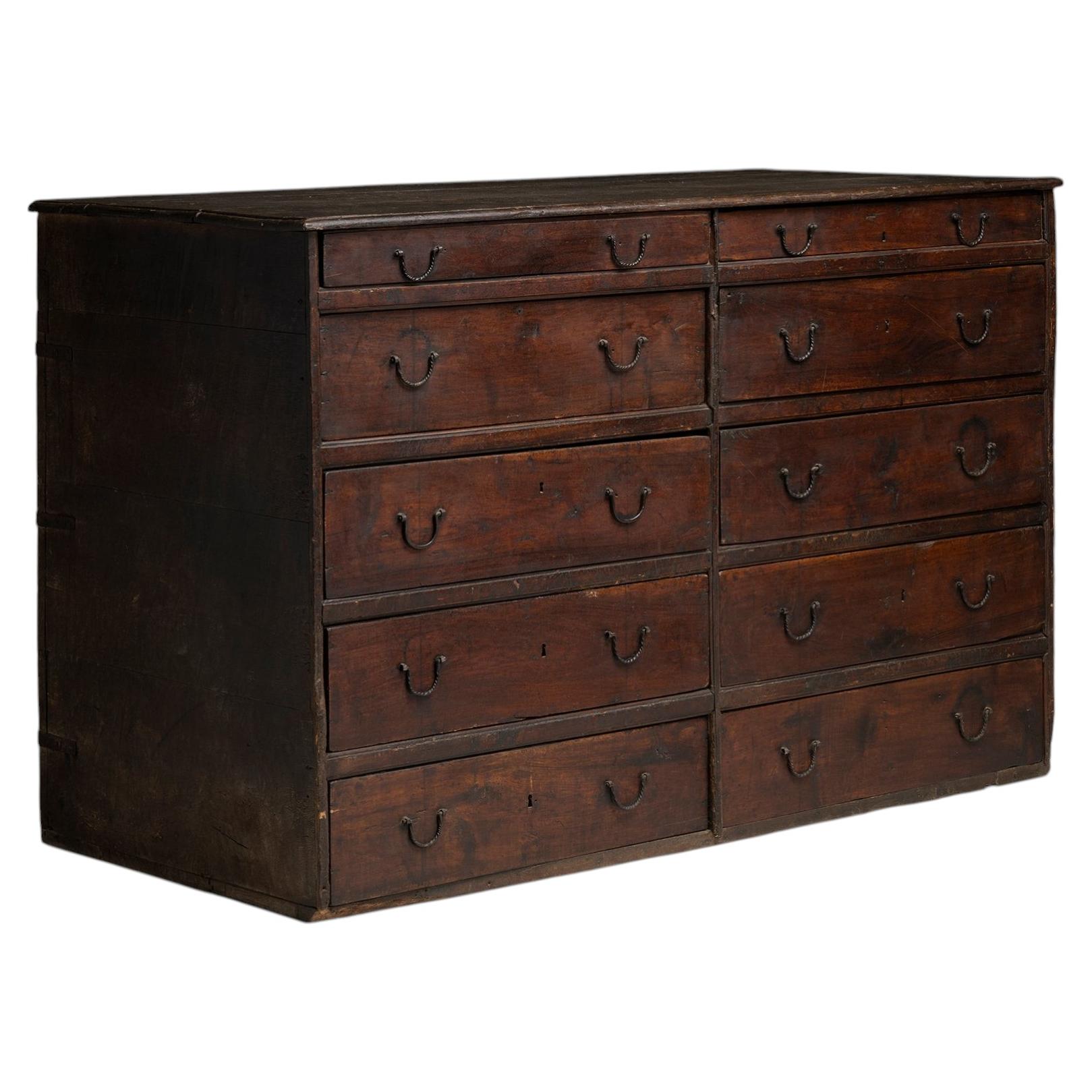 Commode massive, Italie vers 1880