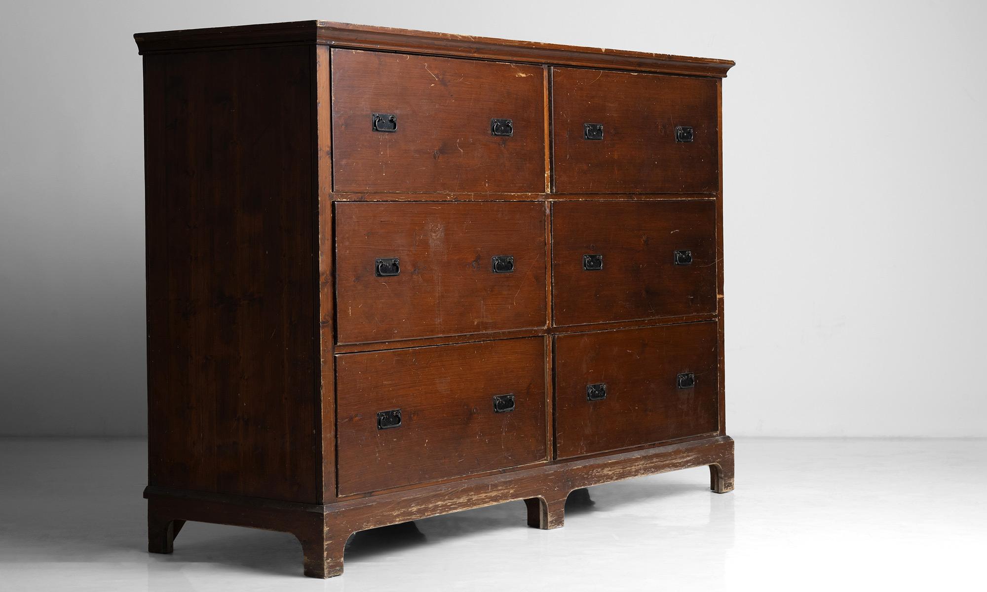 Massive chest of drawers, 97 Inches, England circa 1890

Large-scale chest in original finish

Measures: 97