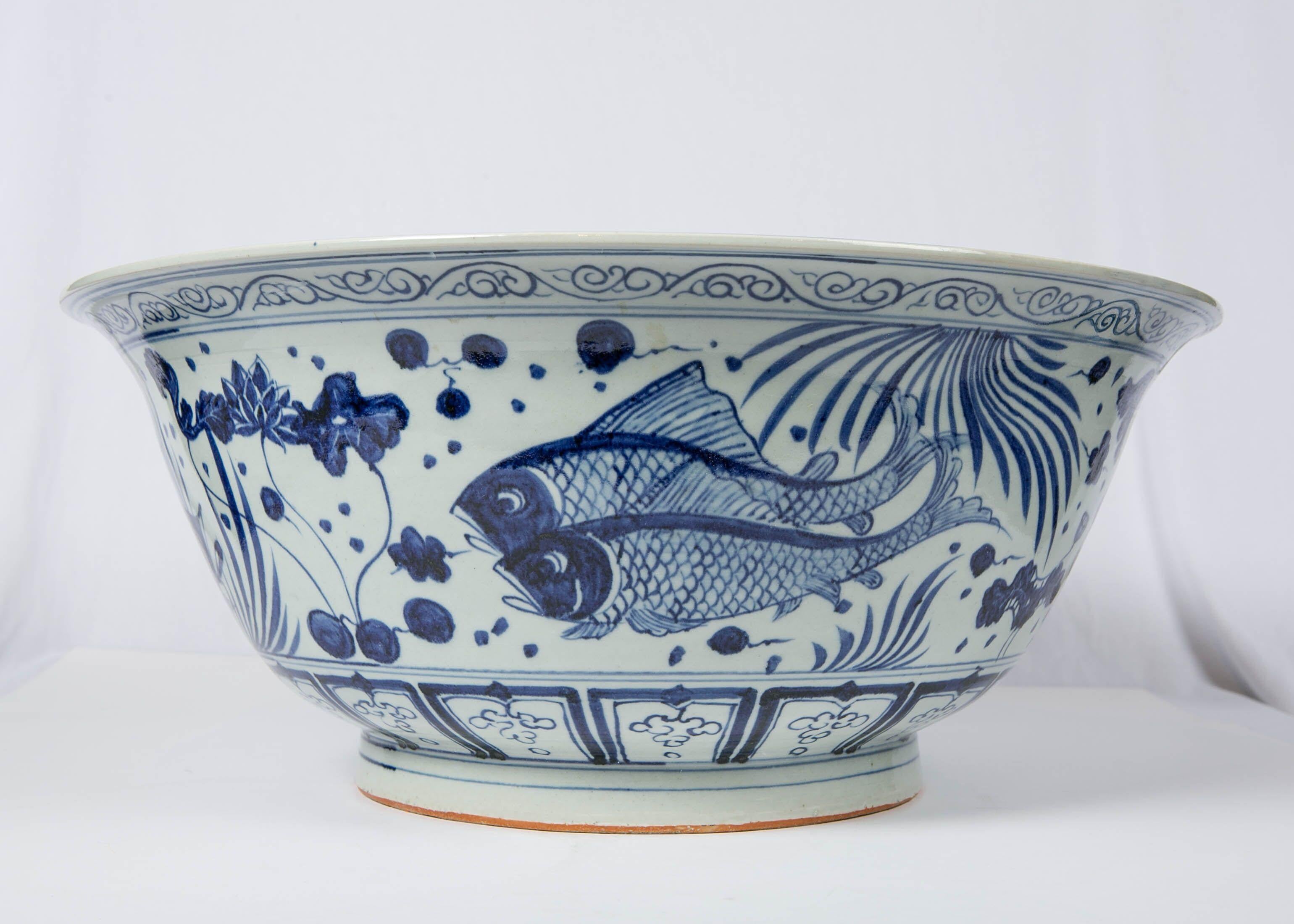 Wir freuen uns:: diese massive:: handbemalte chinesische blau-weiße Punschschale mit dem beliebten Fisch- und Wasserpflanzenmotiv anbieten zu können. Dieses Motiv wurde ab der Yuan-Ära (1271-1368) häufig auf blau-weißes Porzellan gemalt. Das Äußere