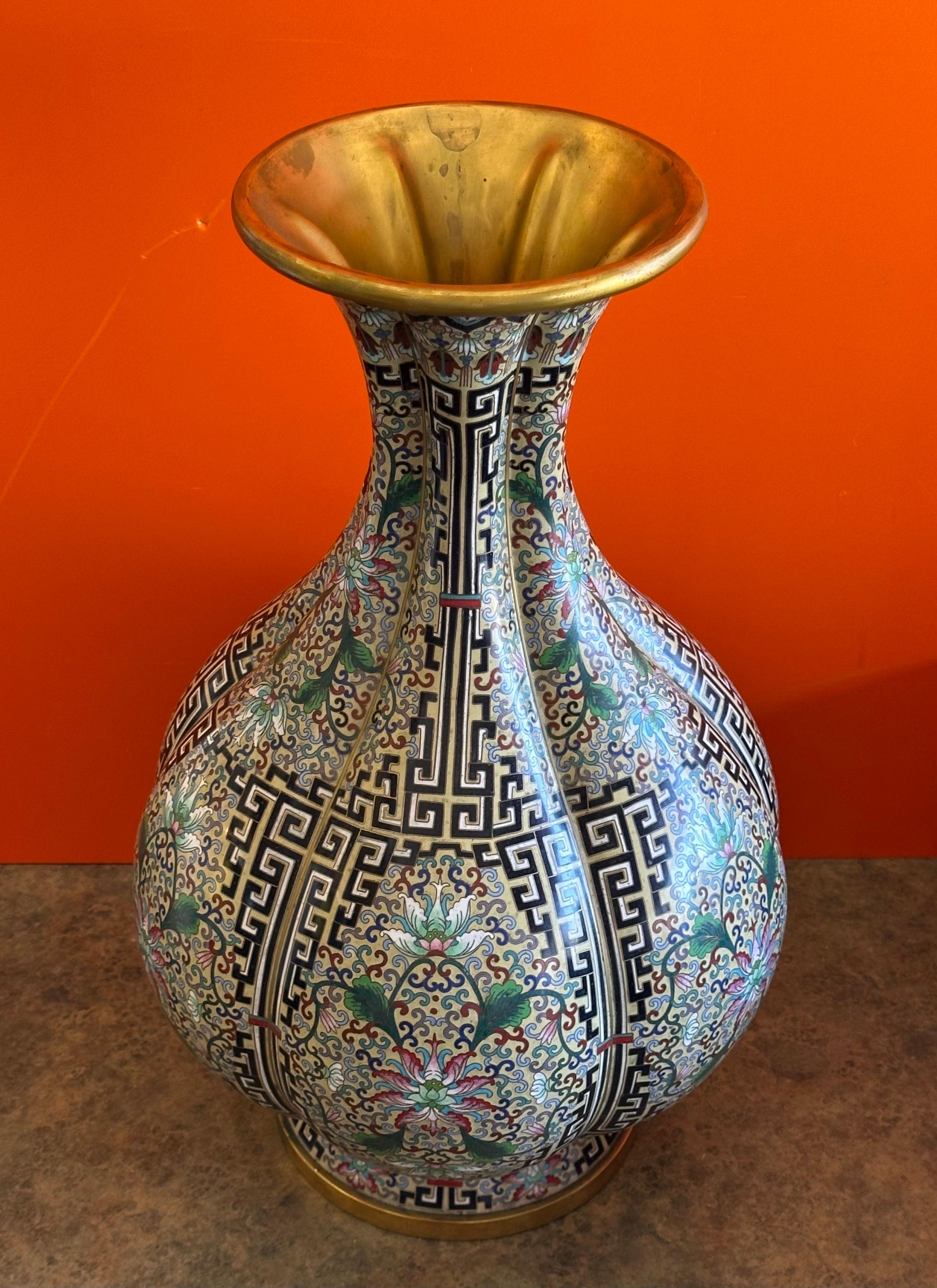 Massiccio vaso bulboso cinese di cloisonne in vendita 2