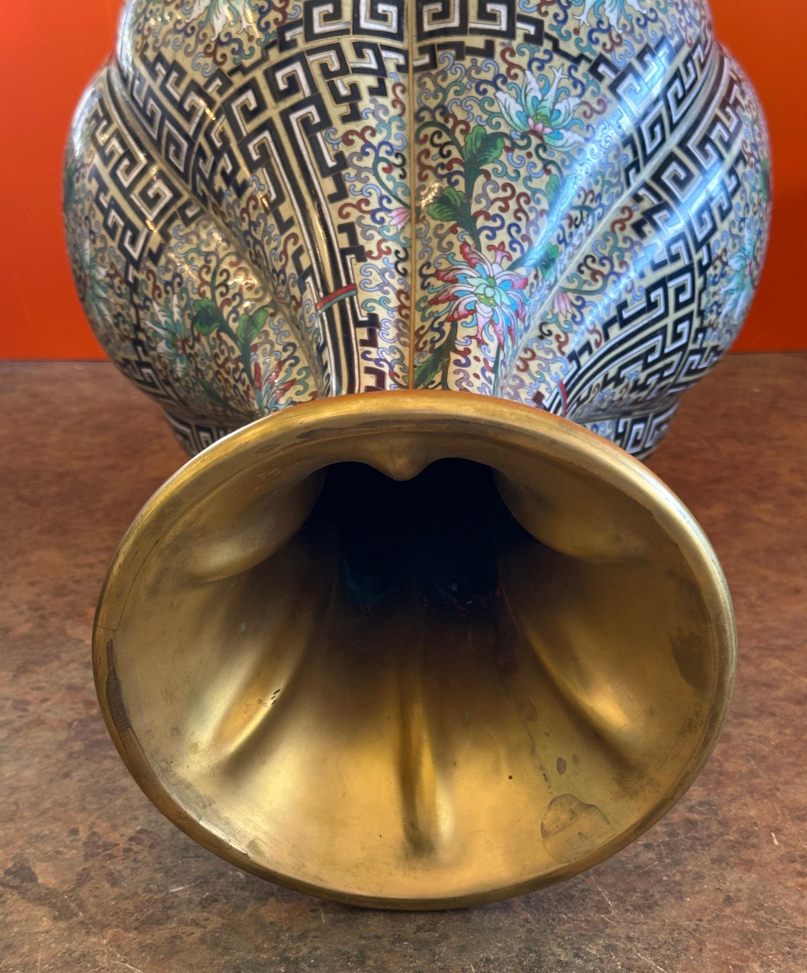 Massiccio vaso bulboso cinese di cloisonne in vendita 3