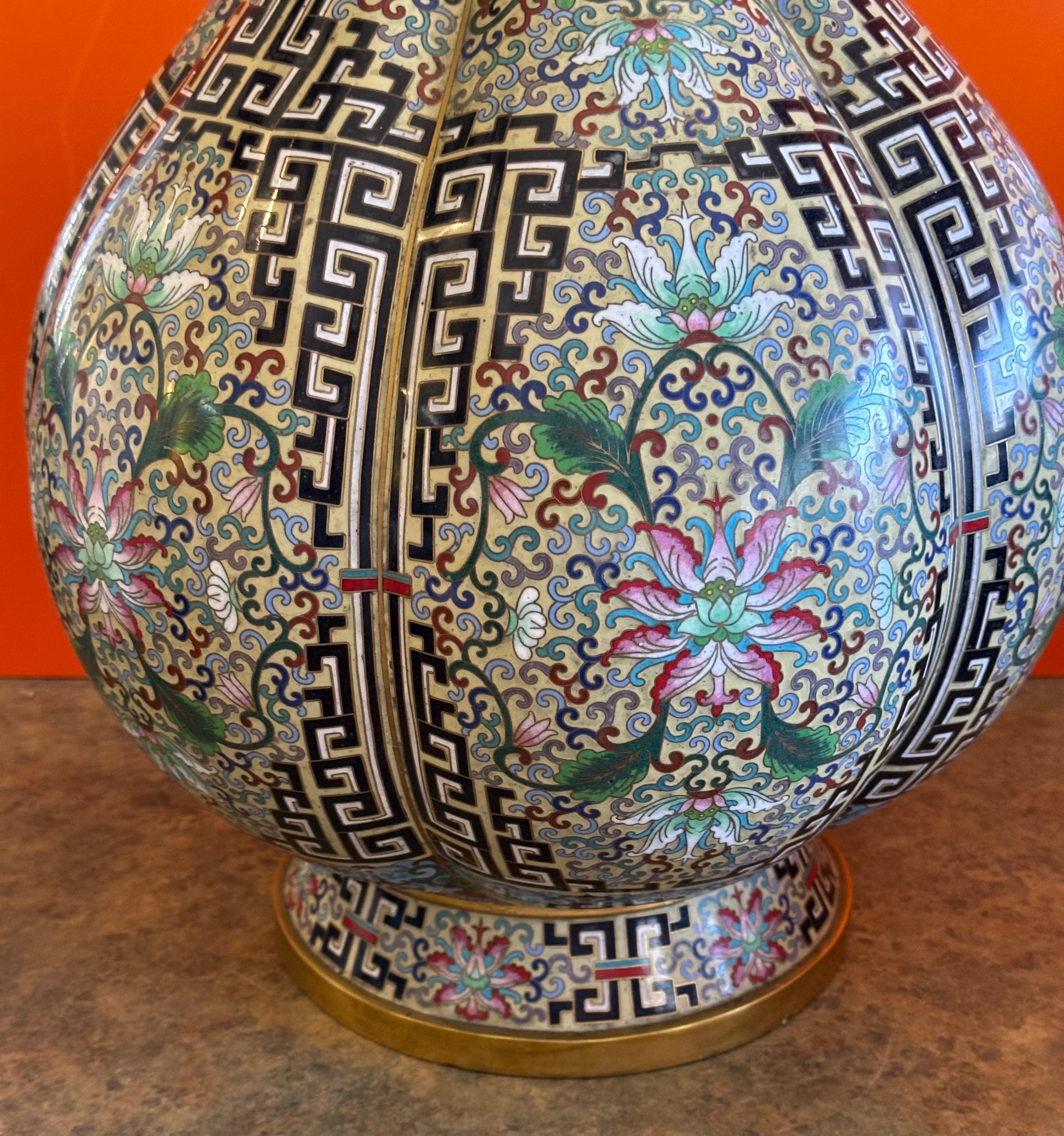 Massiccio vaso bulboso cinese di cloisonne in vendita 4