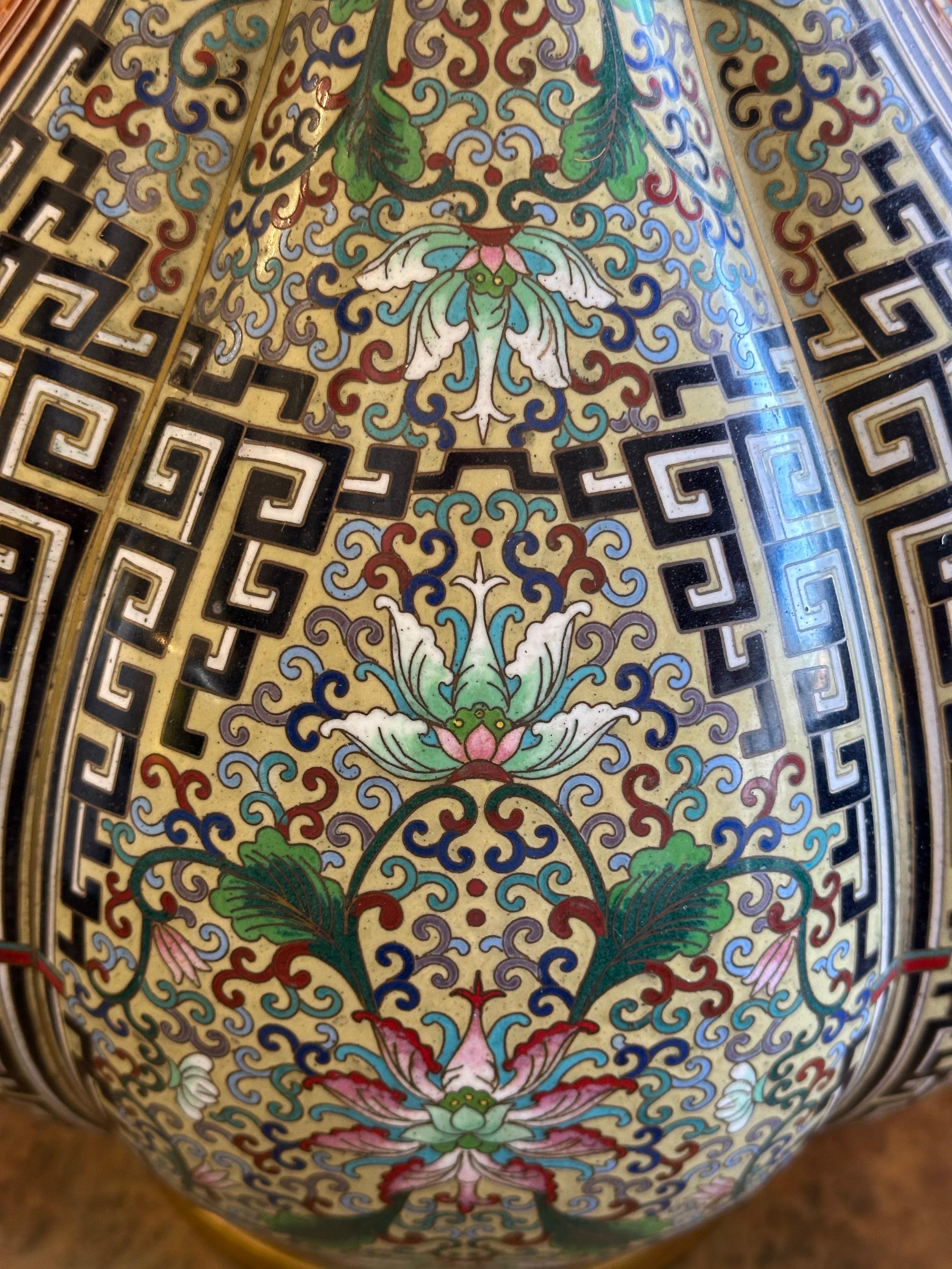 Massiccio vaso bulboso cinese di cloisonne in vendita 5
