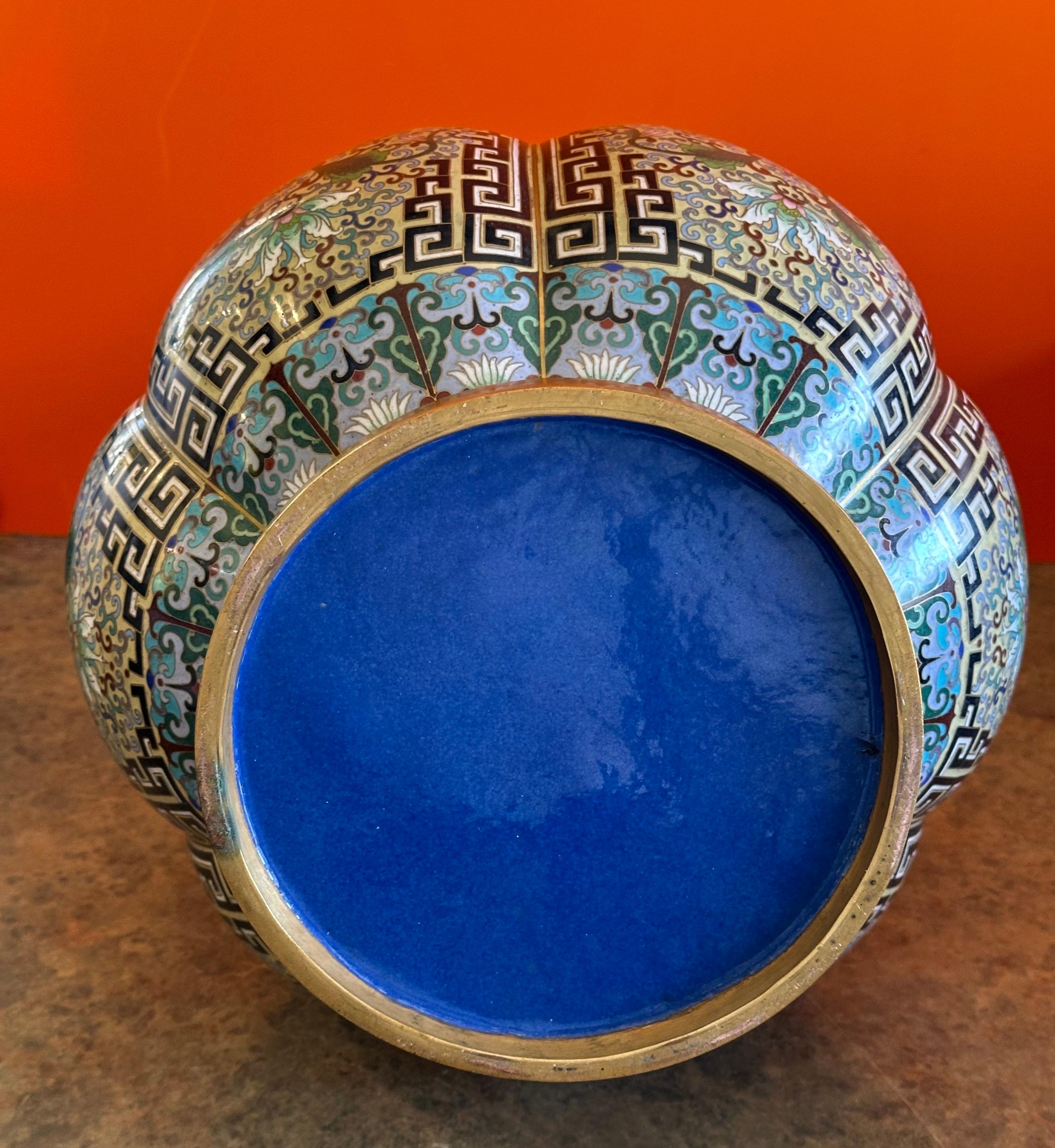 Massiccio vaso bulboso cinese di cloisonne in vendita 6