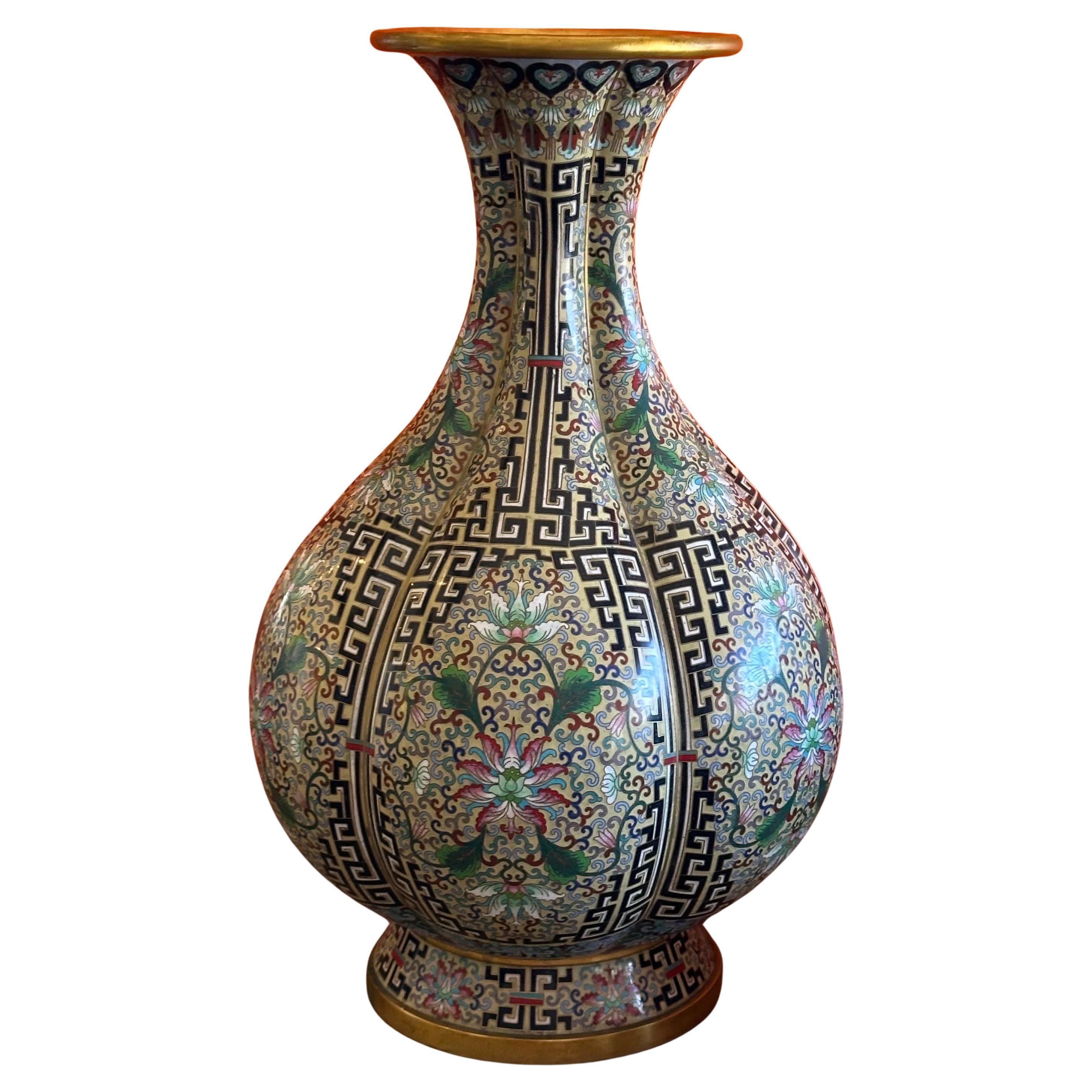 Massiccio vaso bulboso cinese di cloisonne in vendita 7