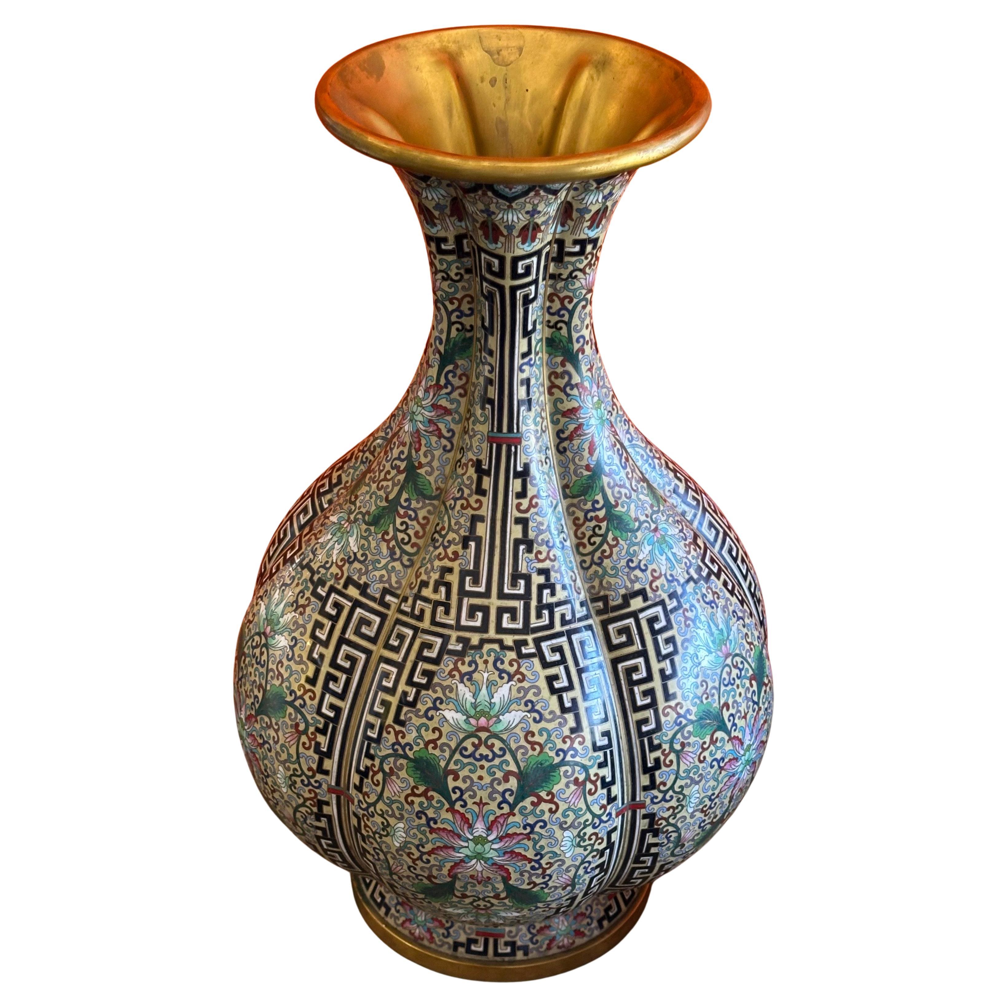 Uno spettacolare e massiccio vaso cinese in cloisonne, risalente all'inizio del 1900. Il vaso ha una forma bulbosa a balaustro con lati lobati decorati con fogliame e fiori in un motivo geometrico nero. Il pezzo è in ottime condizioni, non presenta
