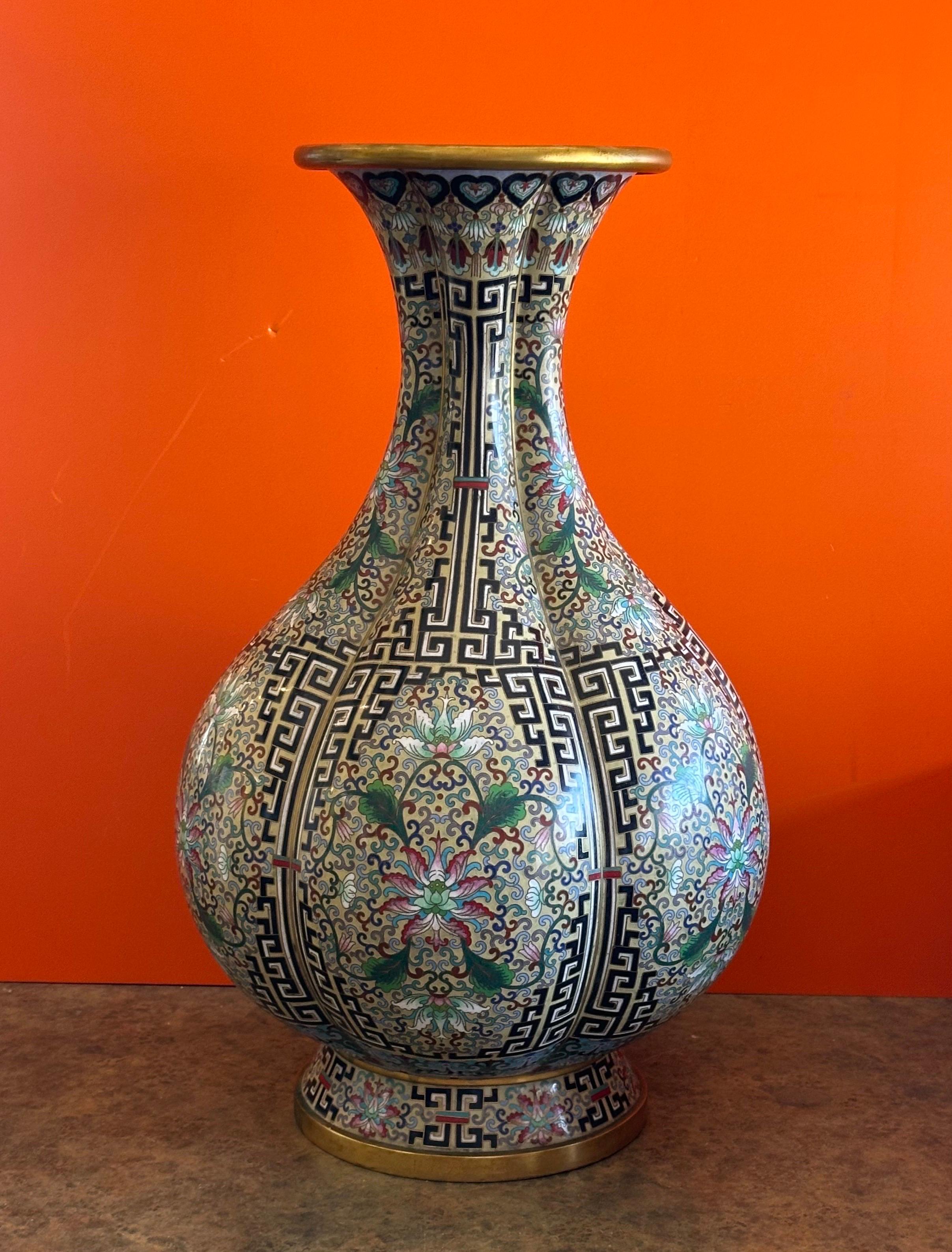 Cinese Massiccio vaso bulboso cinese di cloisonne in vendita