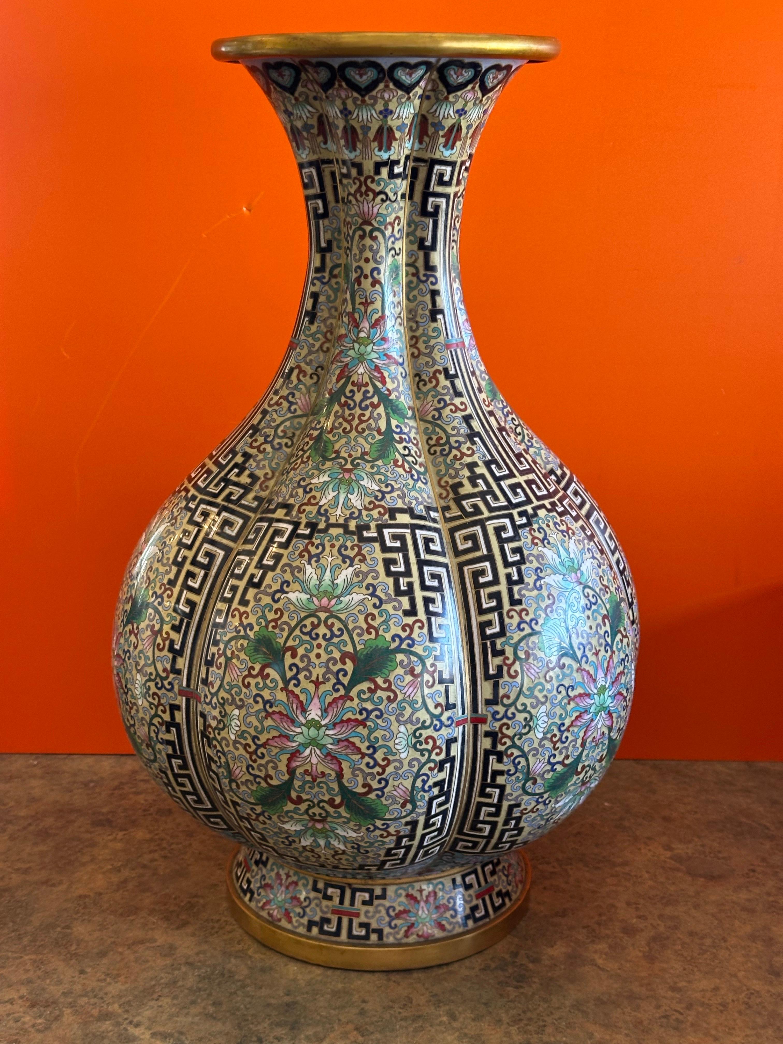 Massiccio vaso bulboso cinese di cloisonne In condizioni buone in vendita a San Diego, CA