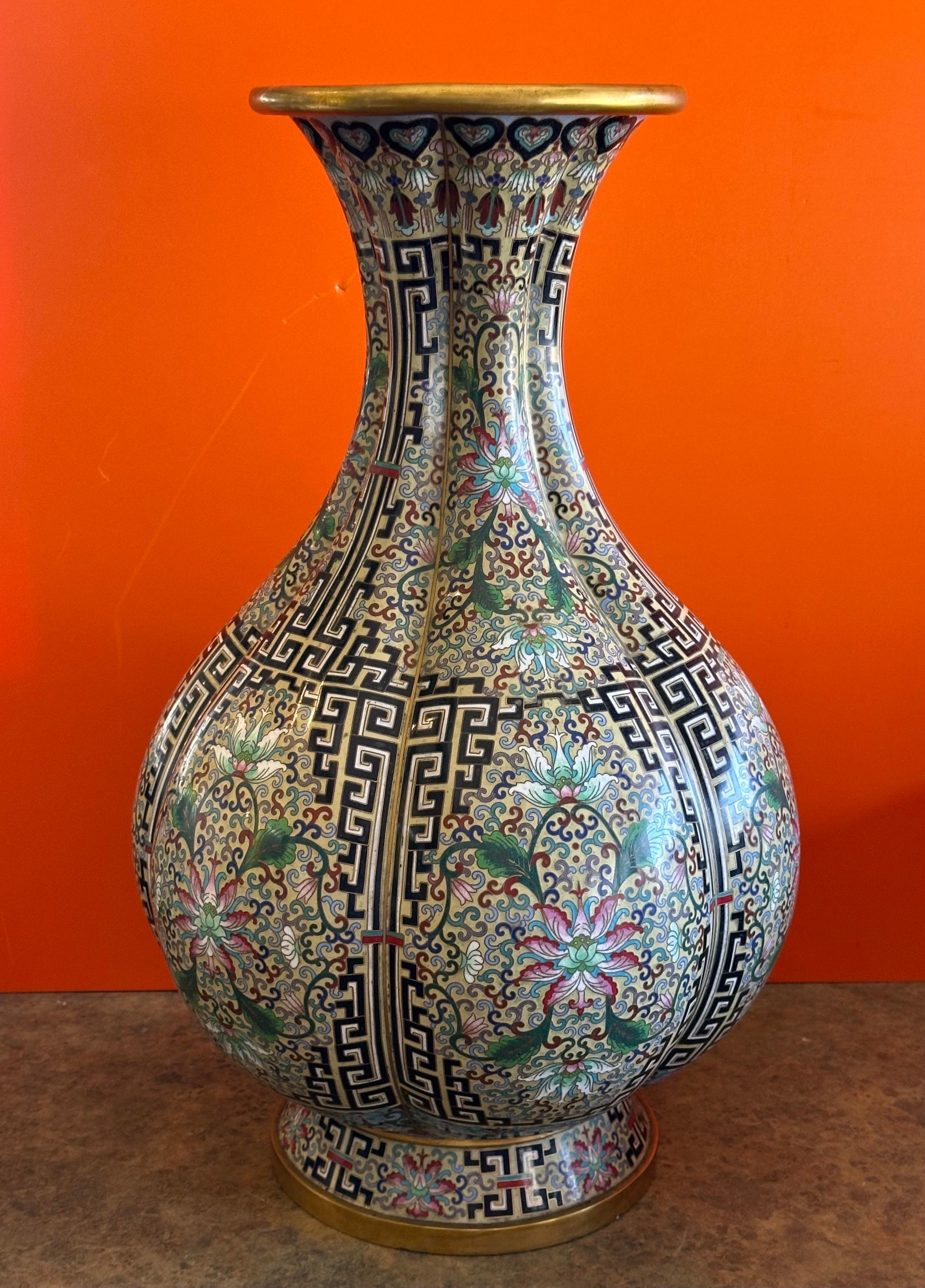XX secolo Massiccio vaso bulboso cinese di cloisonne in vendita