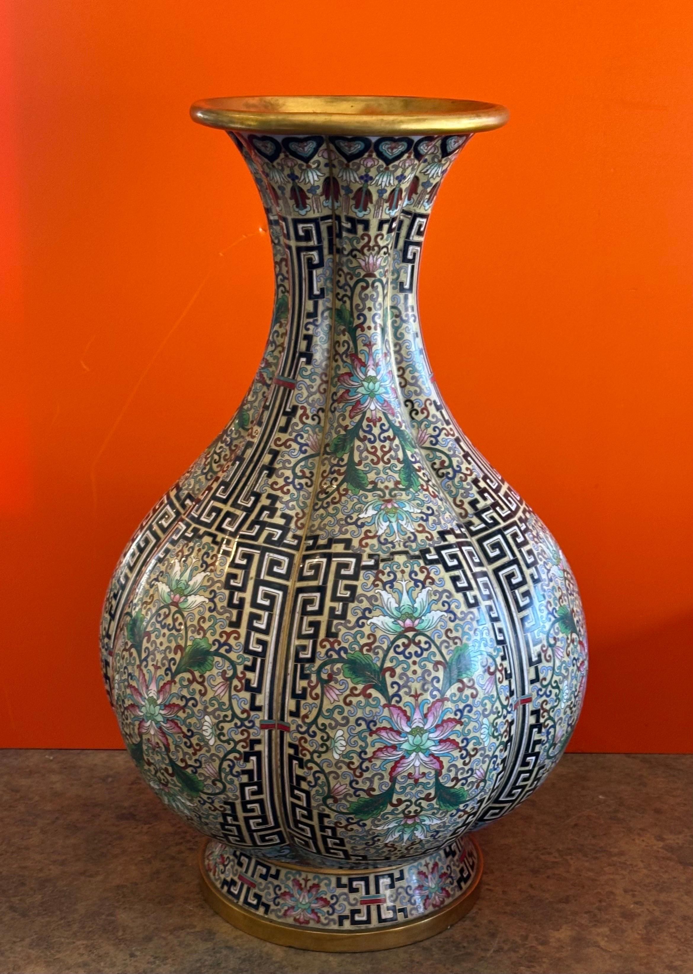 Ottone Massiccio vaso bulboso cinese di cloisonne in vendita
