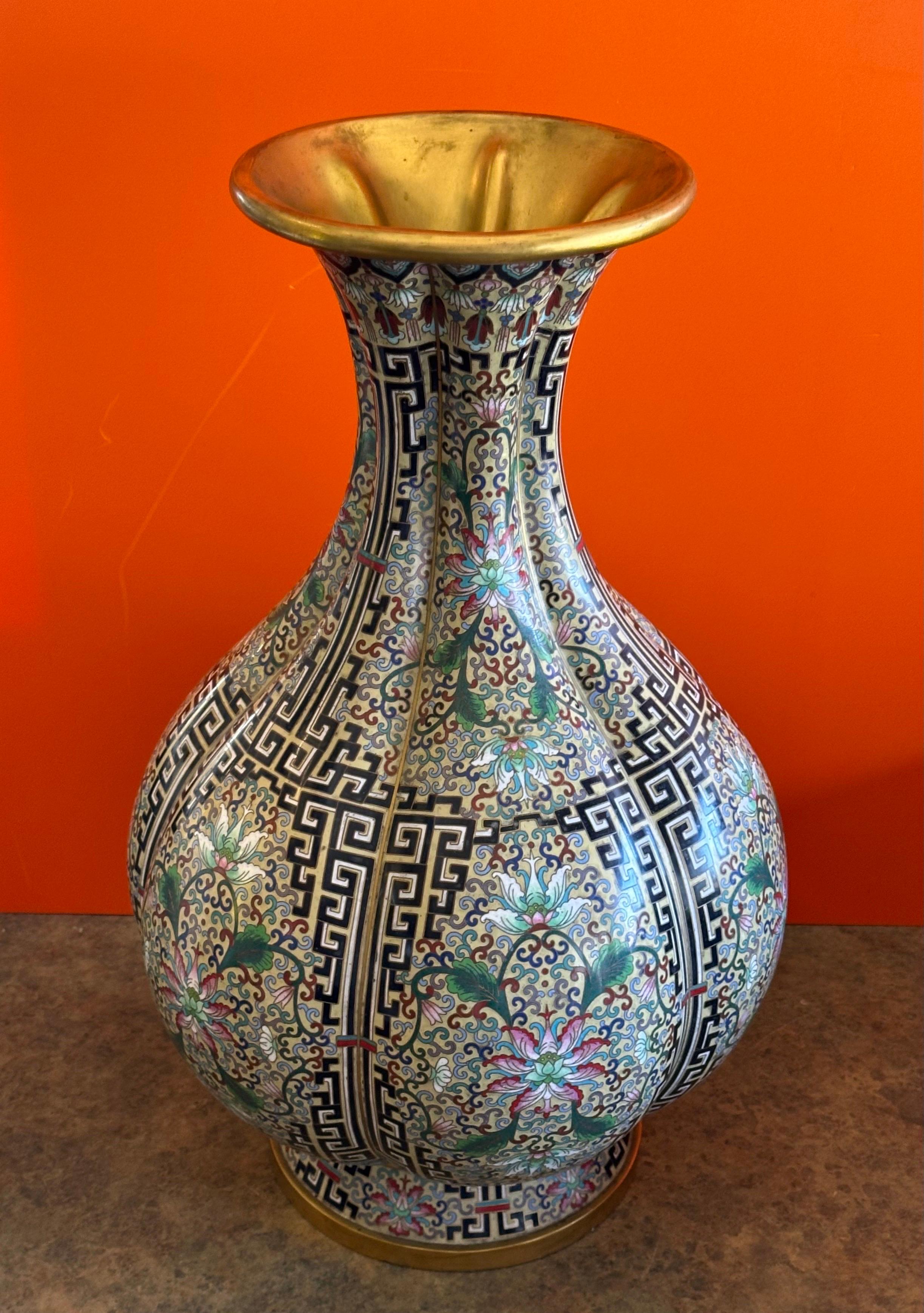 Massiccio vaso bulboso cinese di cloisonne in vendita 1