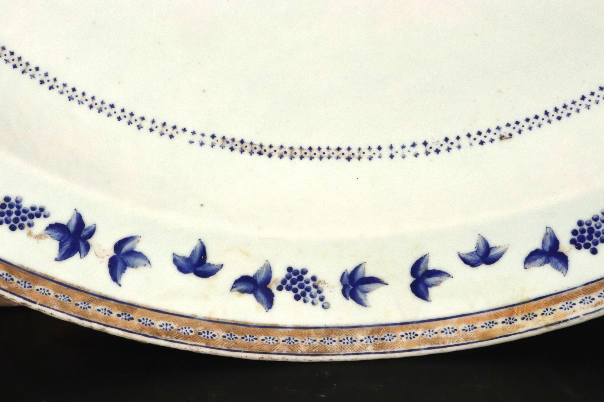 Grand plat en porcelaine d'exportation chinoise à bordure émaillée bleue, orné d'un aigle et d'un écusson. Bon état - En vente à Downingtown, PA
