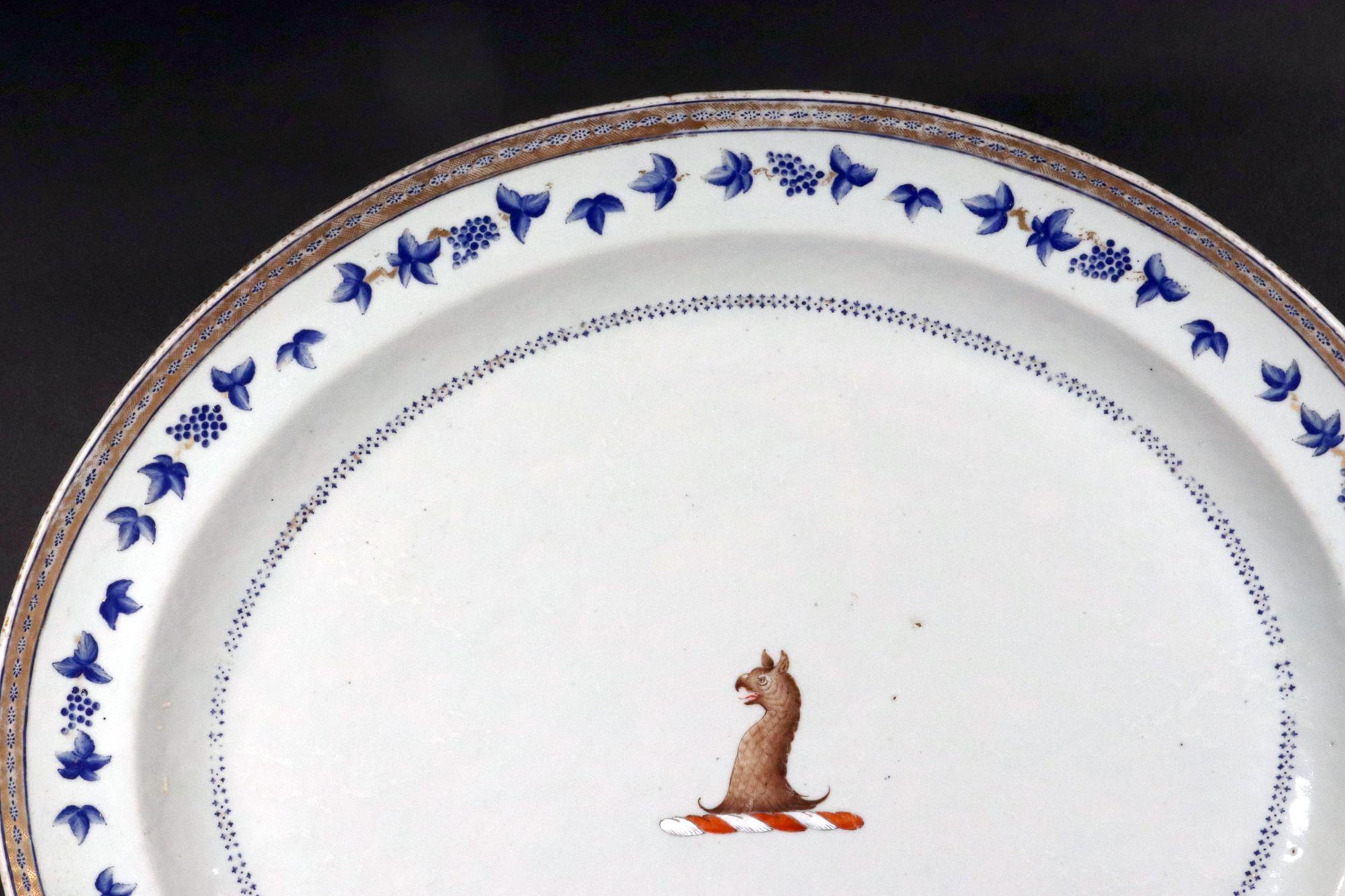 XVIIIe siècle Grand plat en porcelaine d'exportation chinoise à bordure émaillée bleue, orné d'un aigle et d'un écusson. en vente