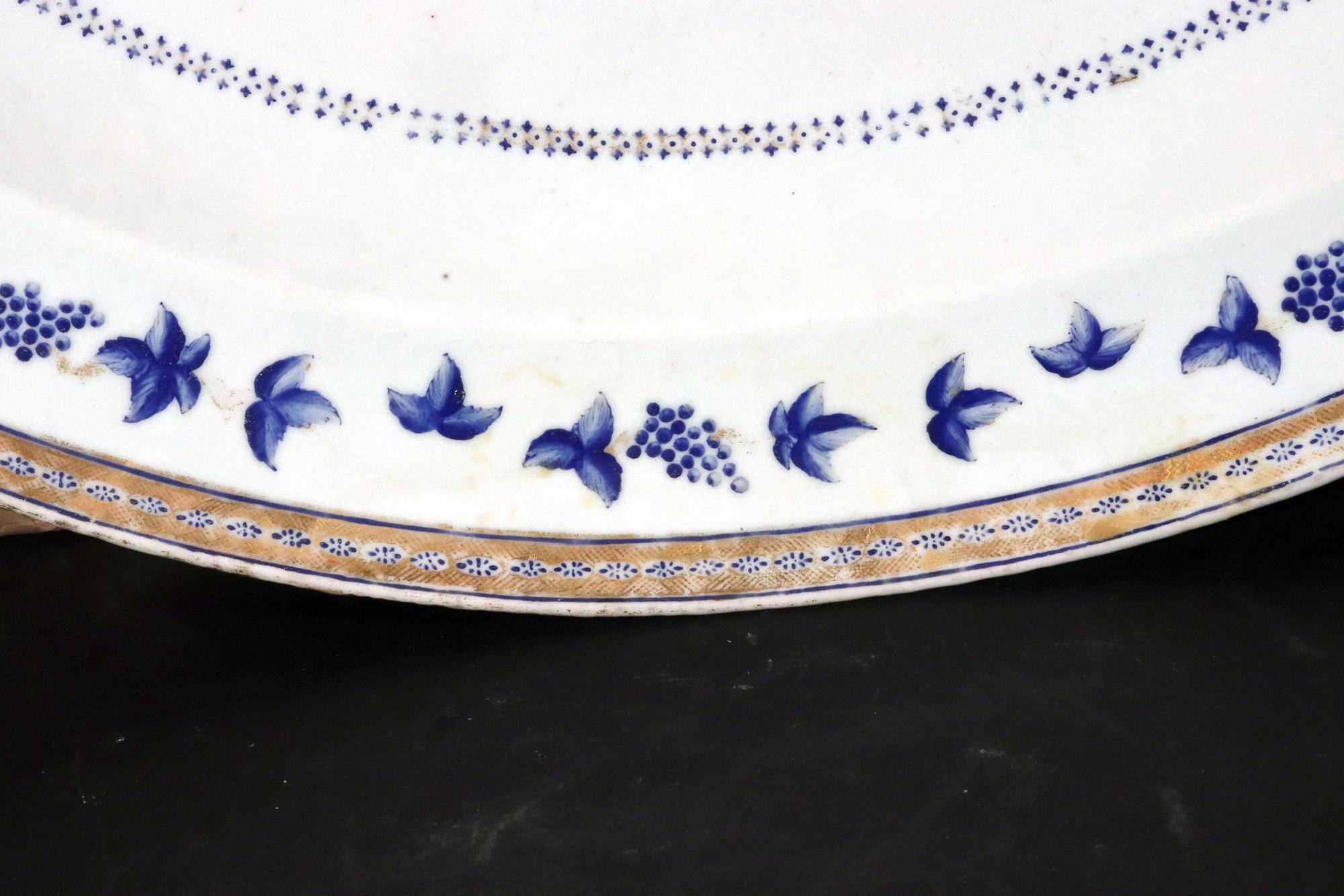 Porcelaine Grand plat en porcelaine d'exportation chinoise à bordure émaillée bleue, orné d'un aigle et d'un écusson. en vente