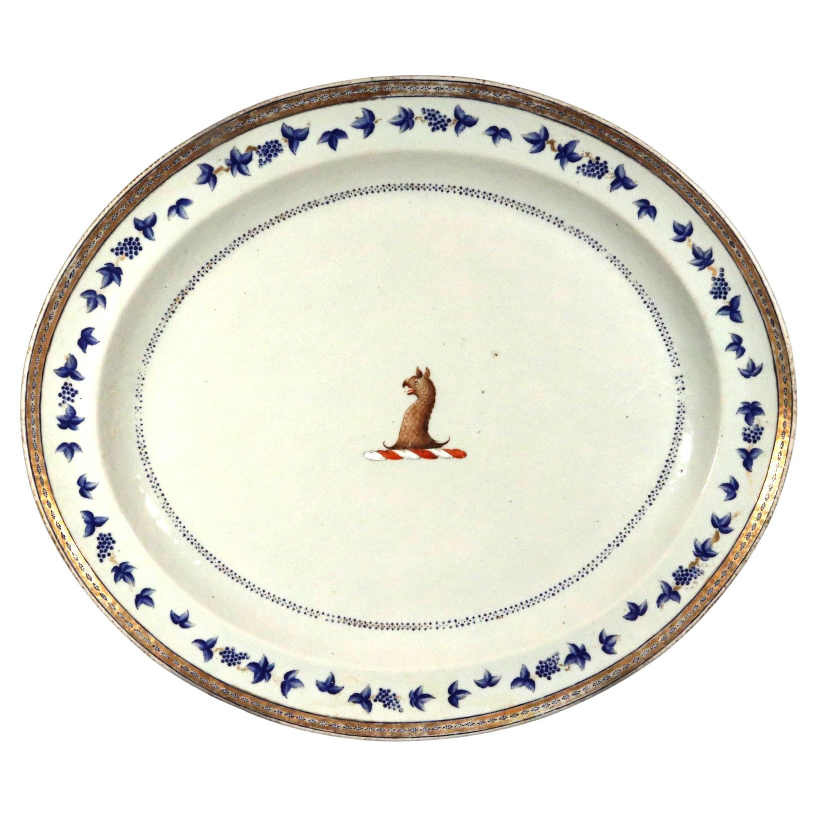 Grand plat en porcelaine d'exportation chinoise à bordure émaillée bleue, orné d'un aigle et d'un écusson. en vente