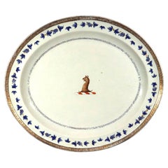 Grand plat en porcelaine d'exportation chinoise à bordure émaillée bleue, orné d'un aigle et d'un écusson.