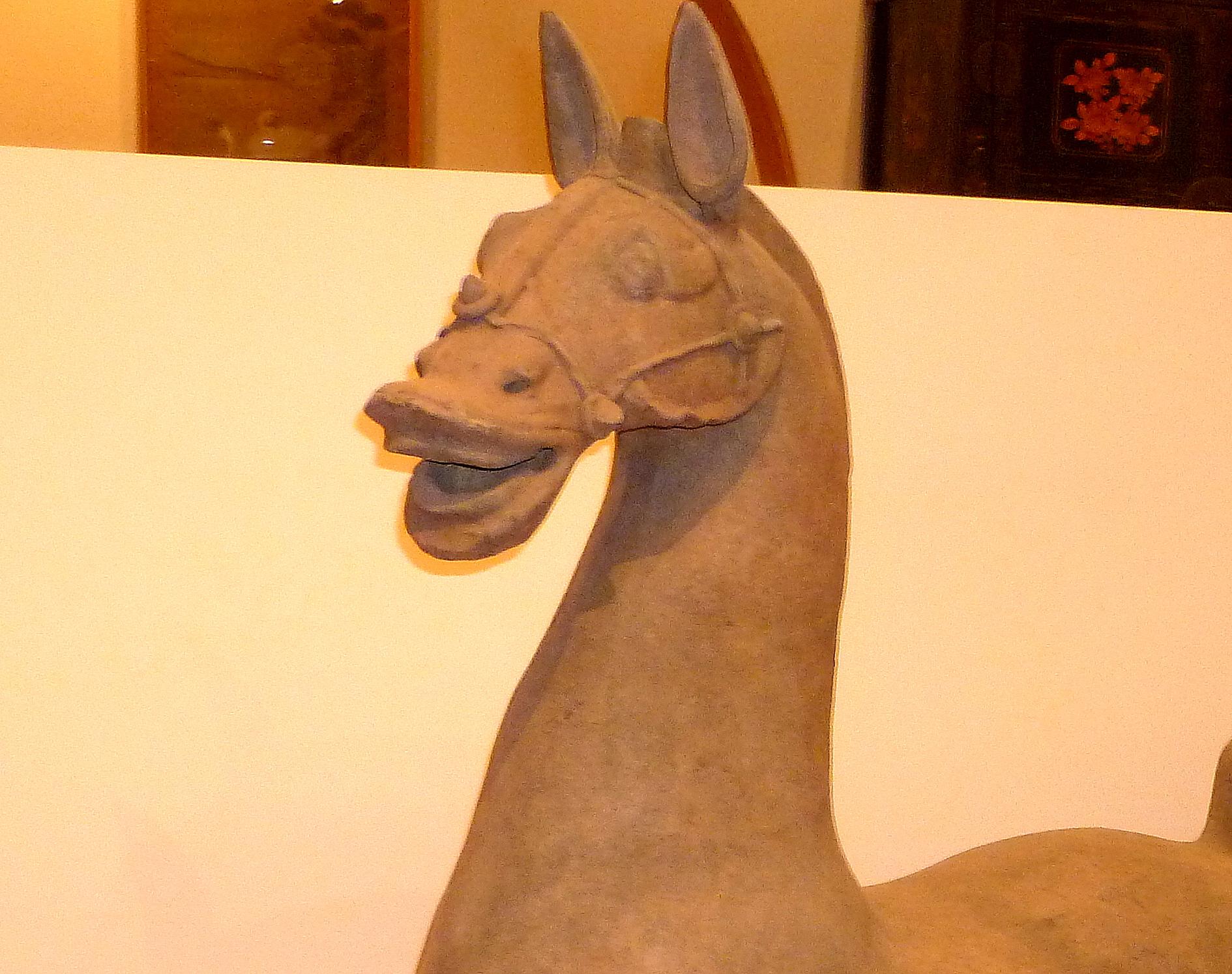 Cavallo di terracotta cinese della dinastia Han di Sichuan, testato a Oxford In condizioni buone in vendita a Greenwich, CT