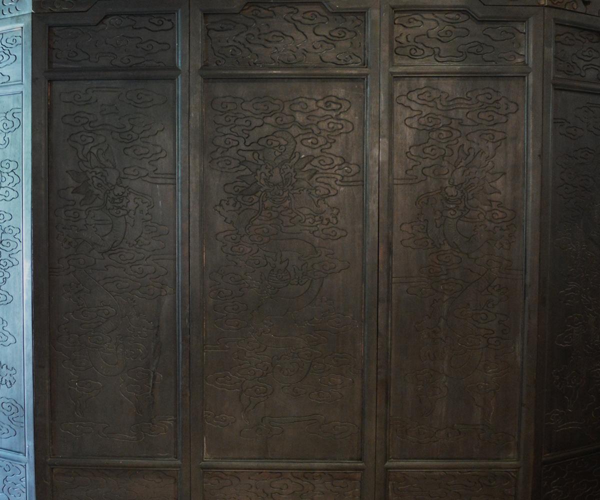 Massive Chinese Jade Screen with Jade Dragons Among Intricately Carved Clouds For Sale 4