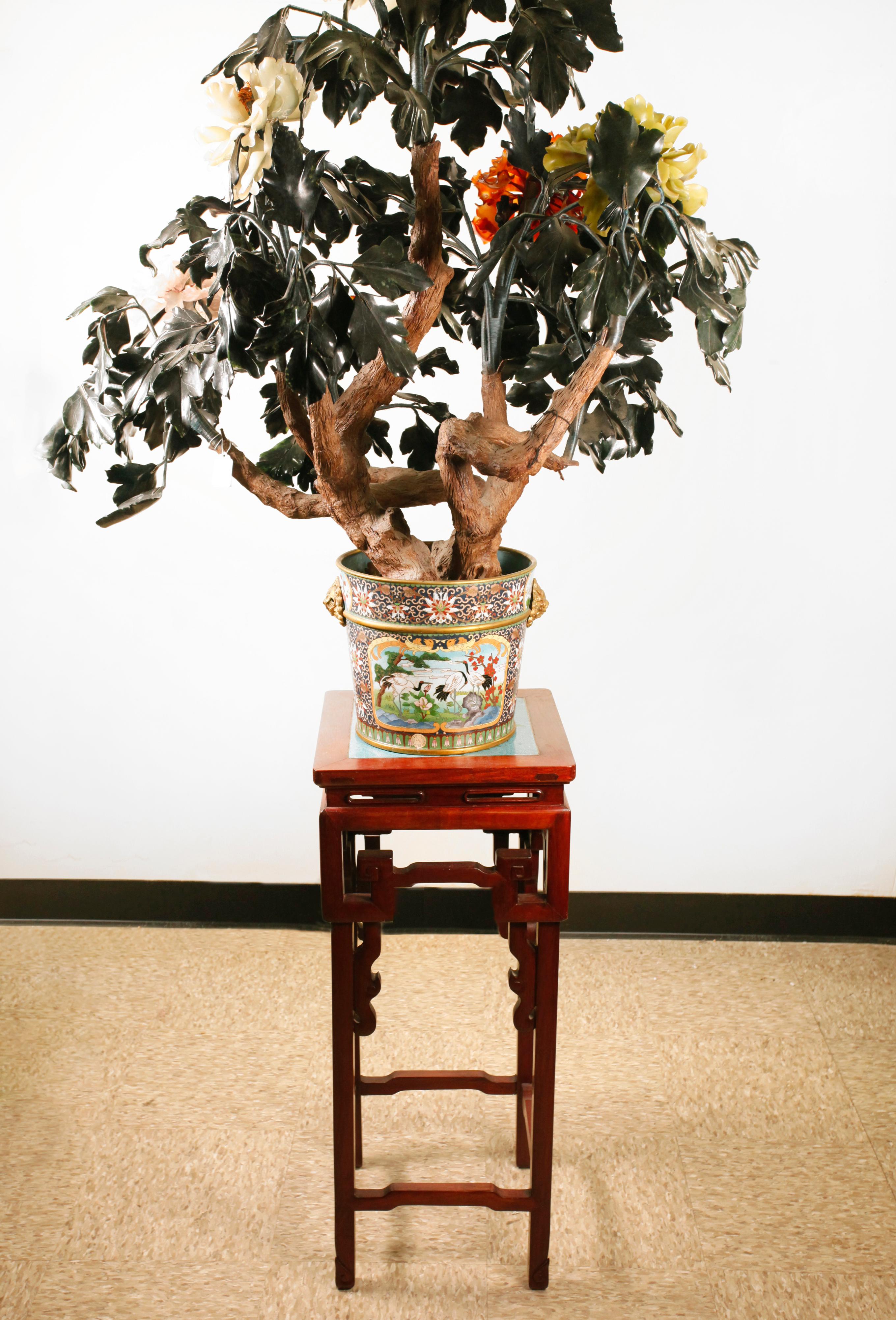albero di fiori cinese in giada e pietra massiccia con base in cloisonné in vendita 3