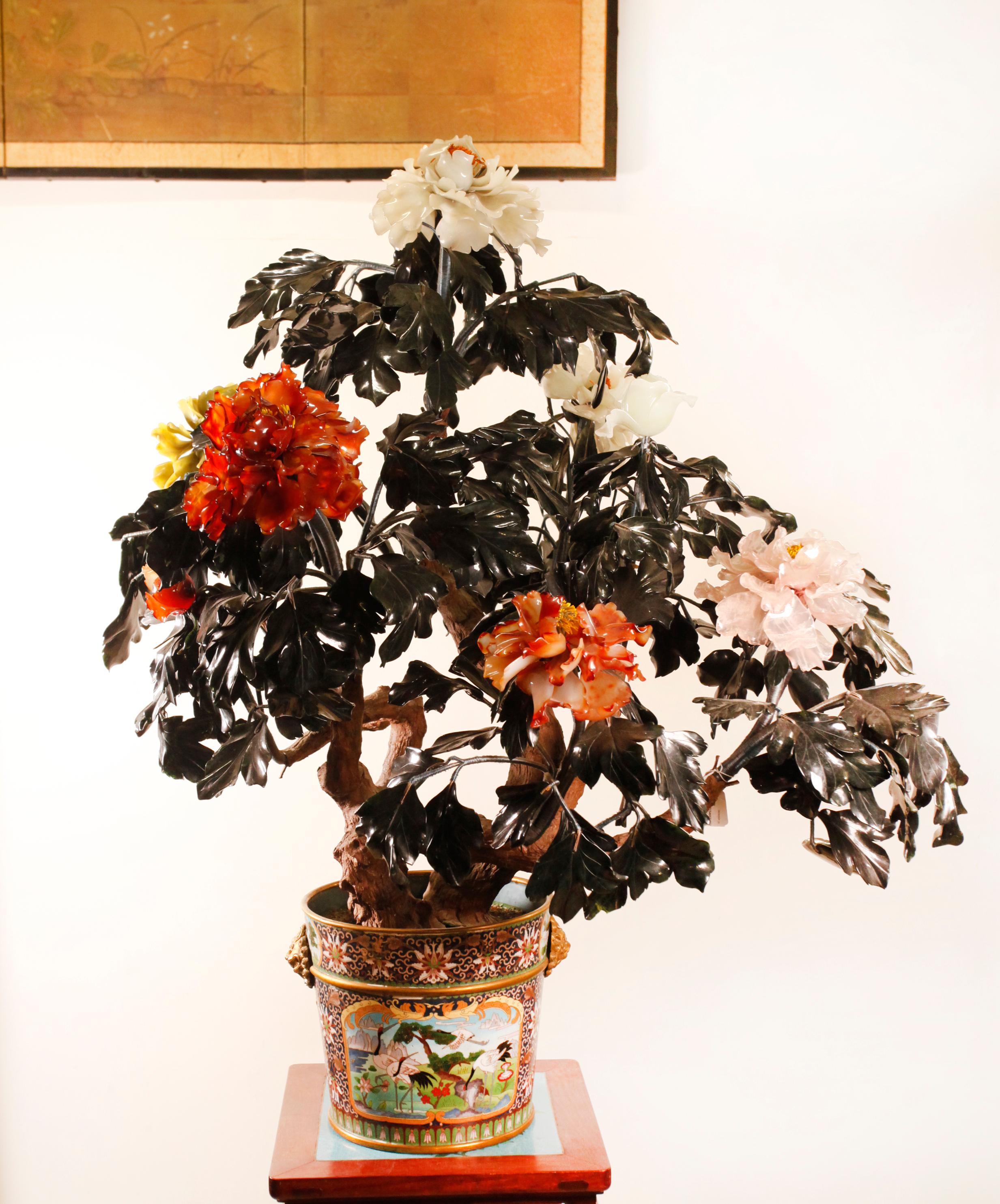 L'alto supporto/pedistallo in legno mostrato nelle immagini non è incluso in questo articolo; solo l'albero di fiori (escluso il supporto in legno): 43in(H)