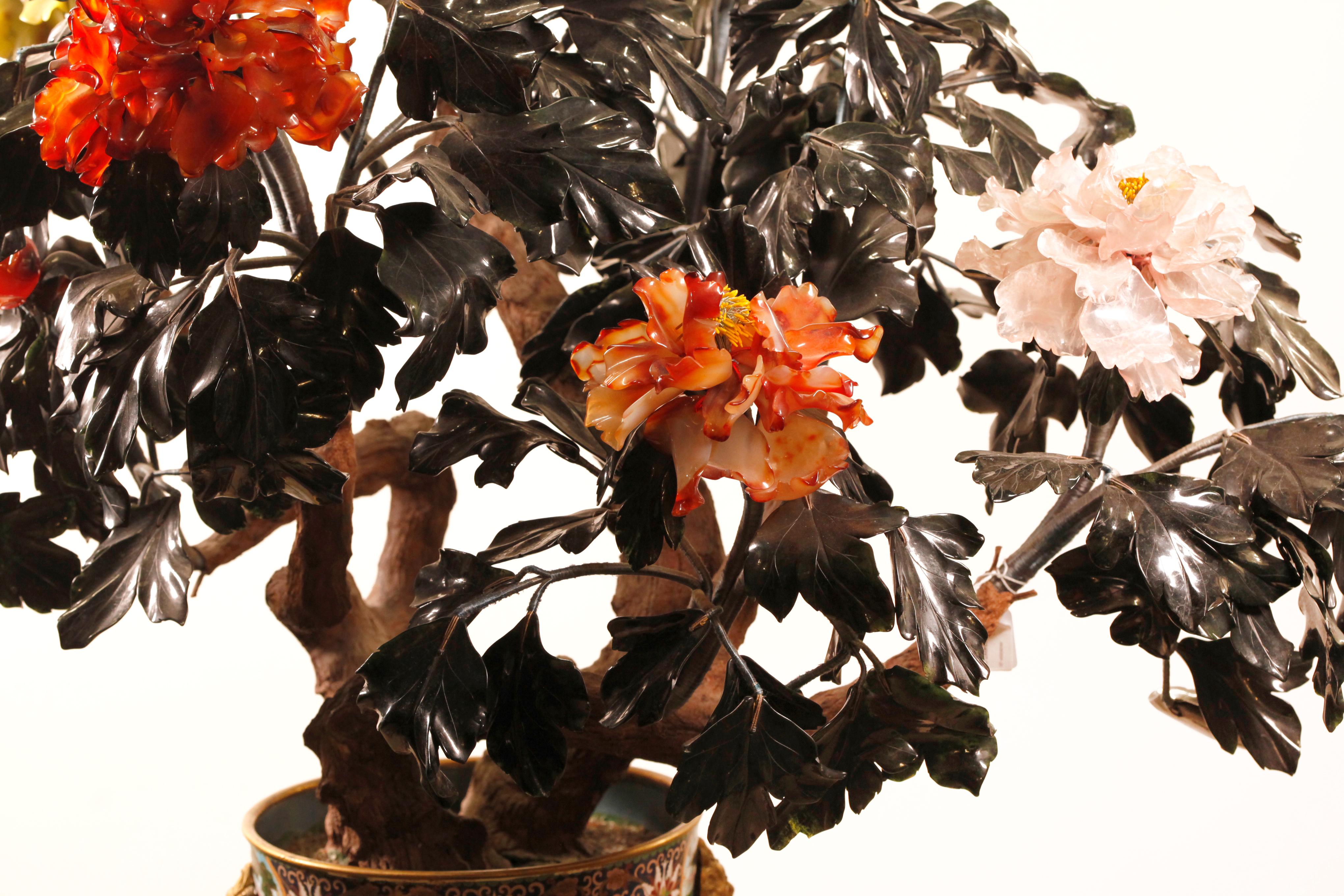 Cloisonné albero di fiori cinese in giada e pietra massiccia con base in cloisonné in vendita