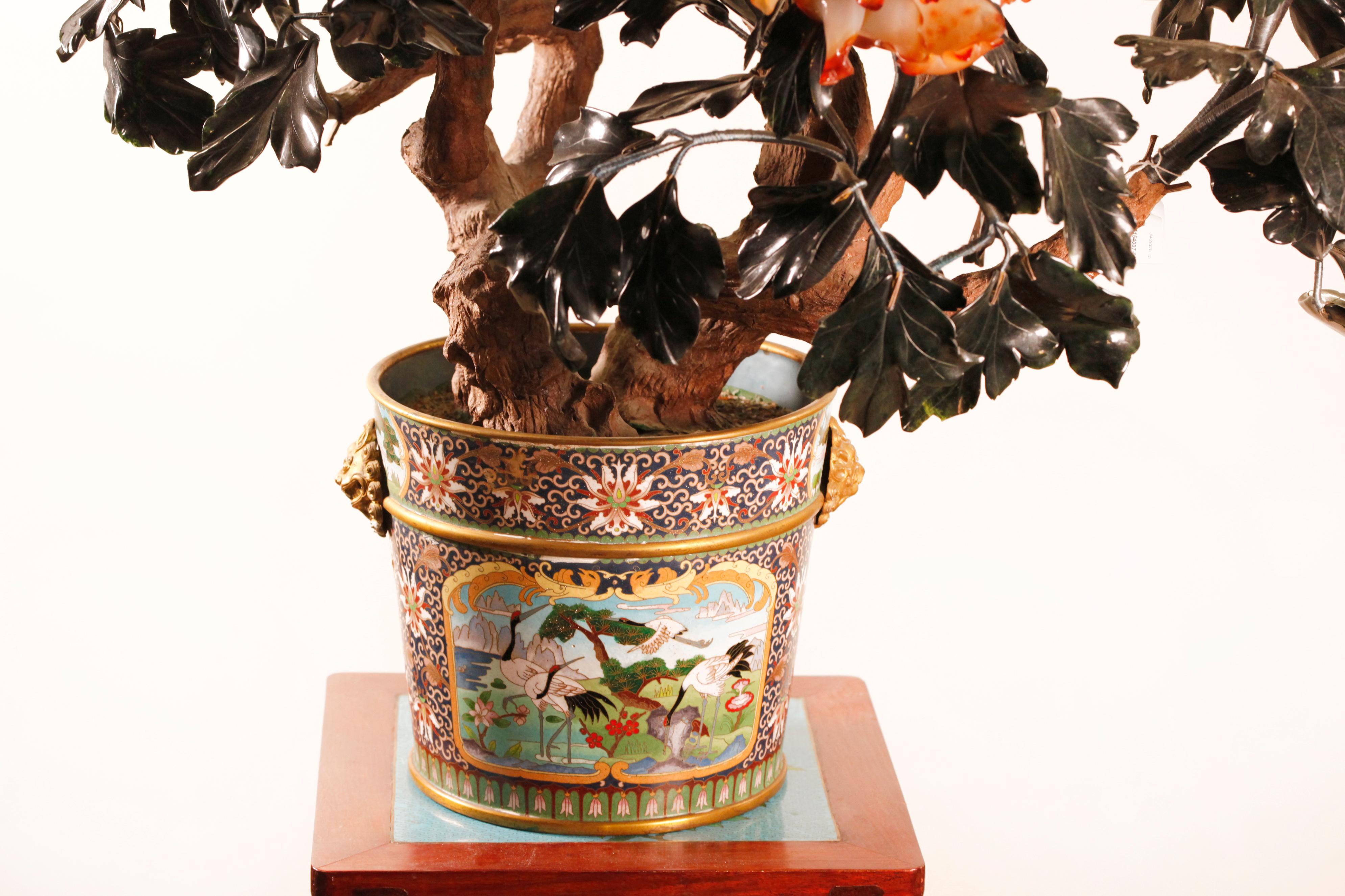 albero di fiori cinese in giada e pietra massiccia con base in cloisonné In condizioni buone in vendita a New York, NY
