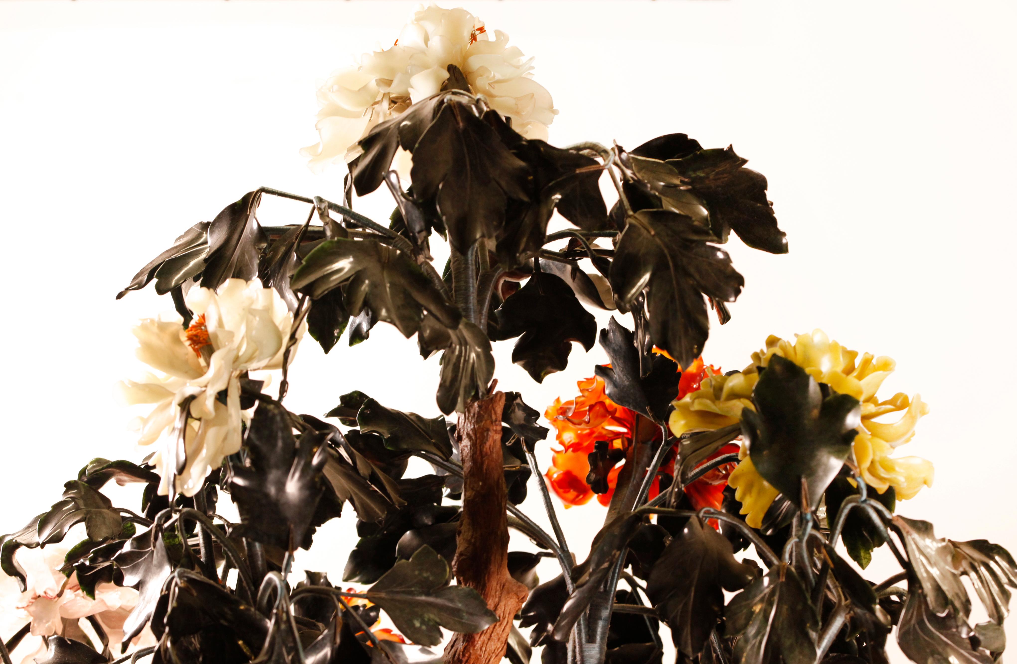 XX secolo albero di fiori cinese in giada e pietra massiccia con base in cloisonné in vendita