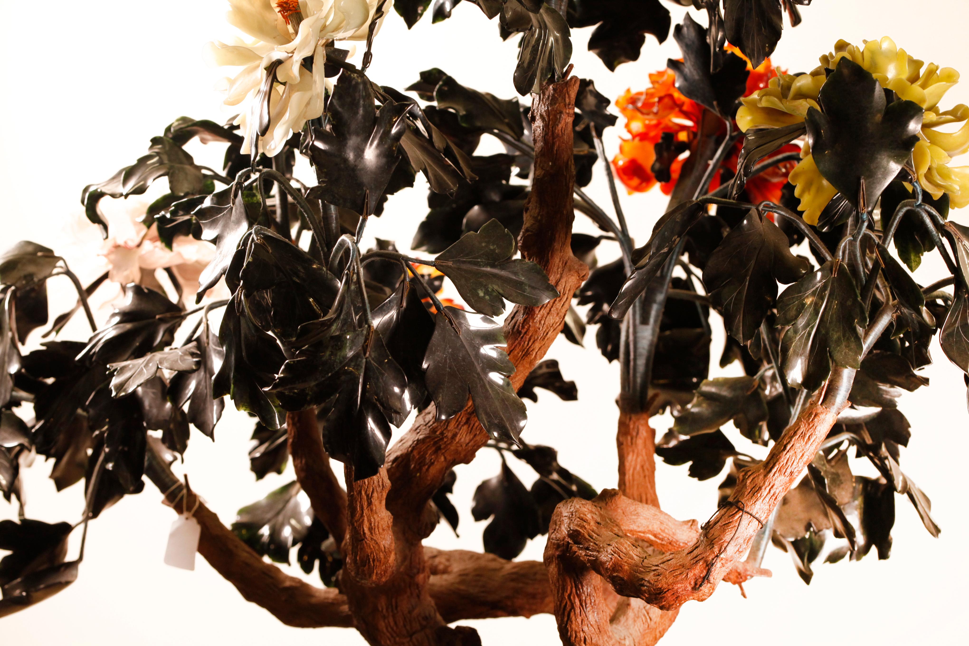 Metallo albero di fiori cinese in giada e pietra massiccia con base in cloisonné in vendita