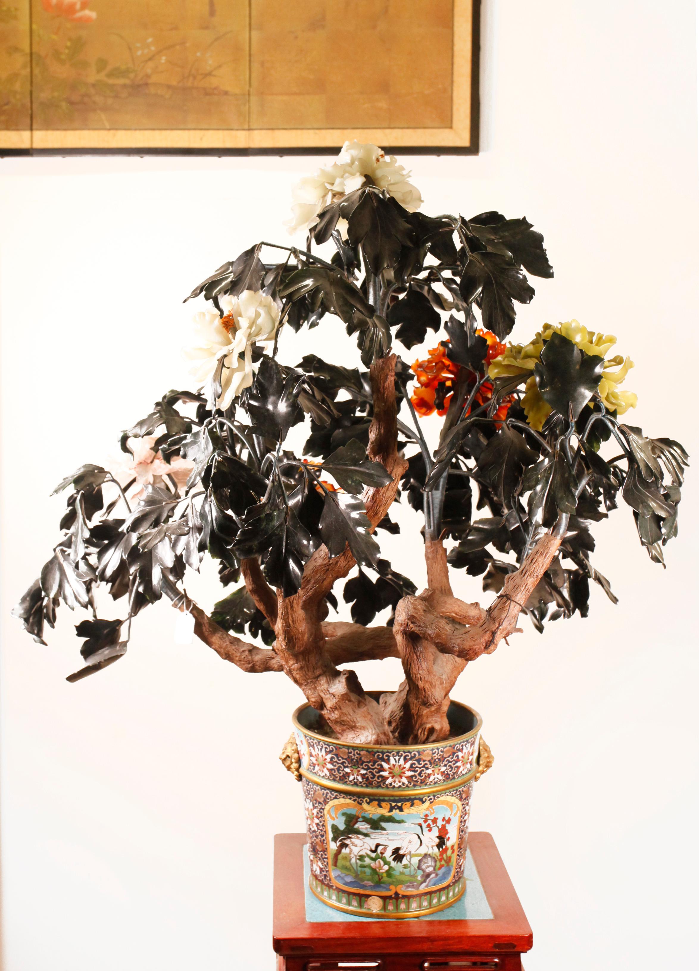 albero di fiori cinese in giada e pietra massiccia con base in cloisonné in vendita 2
