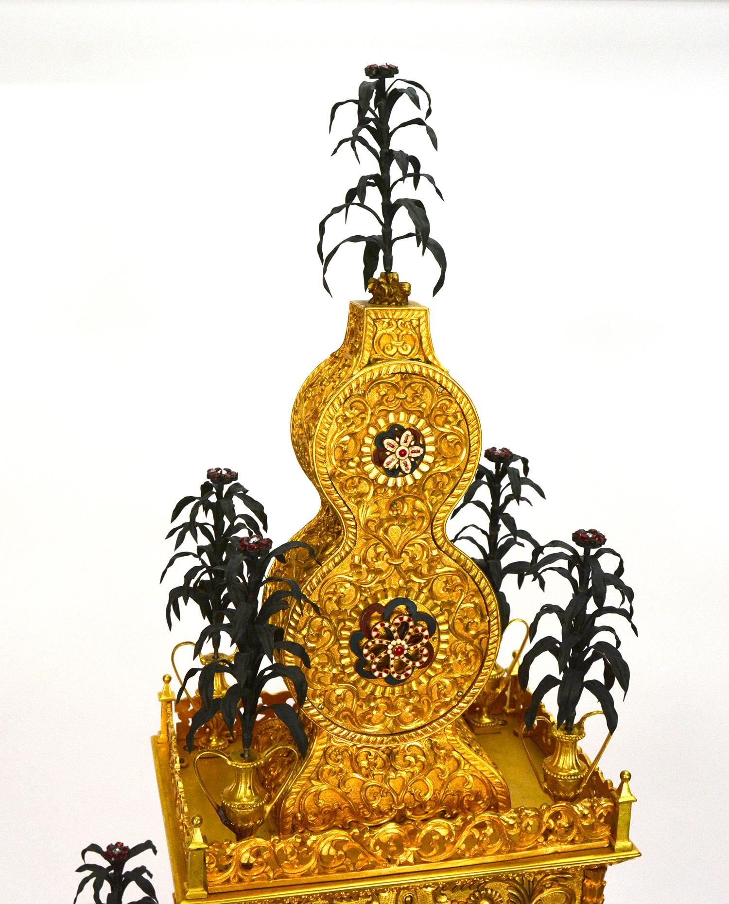 Massive Chinese Ormolu High Relief Gilt Bronze Automaton Musical Clock Bon état - En vente à Danville, CA