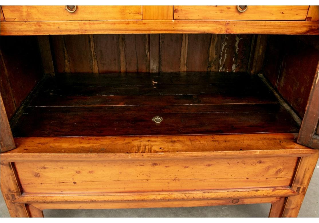 Massiver chinesischer spitz zulaufender Sesselschrank im Angebot 3