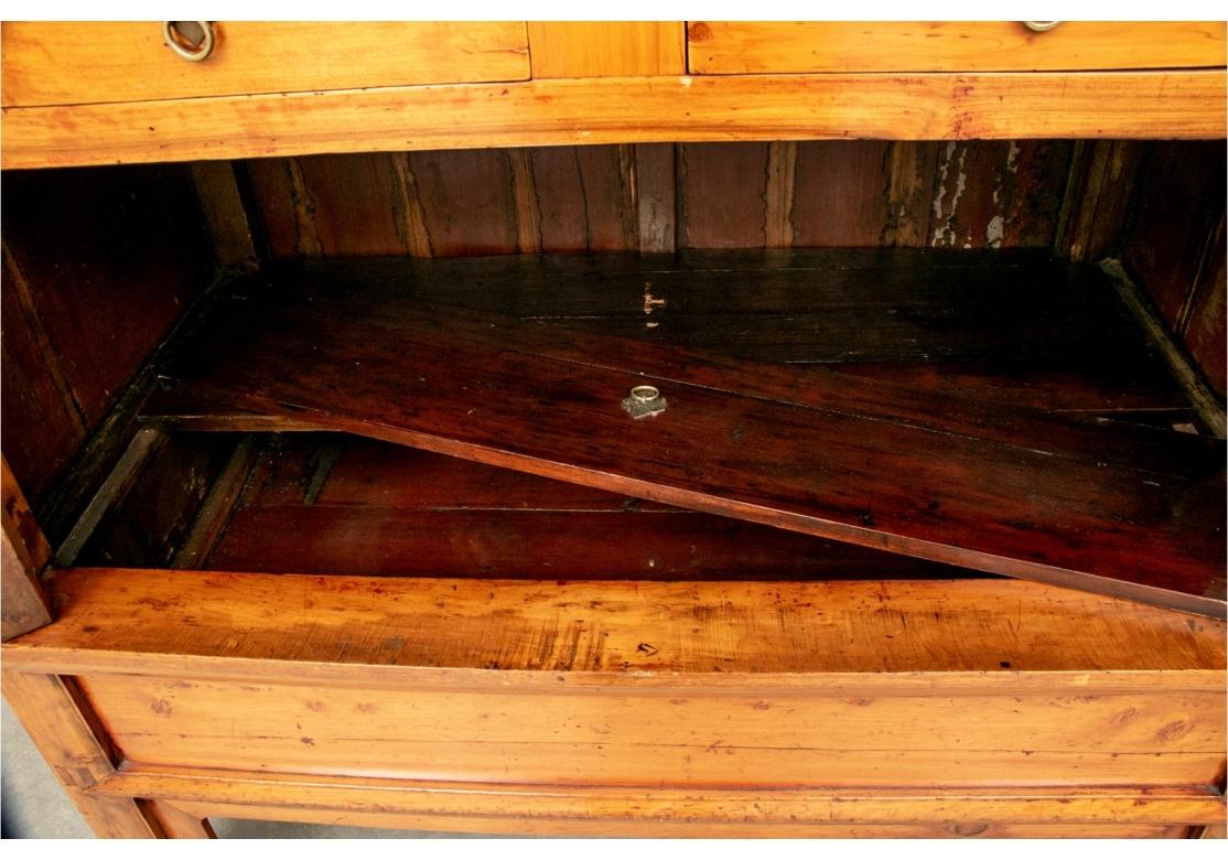 Massiver chinesischer spitz zulaufender Sesselschrank im Angebot 4