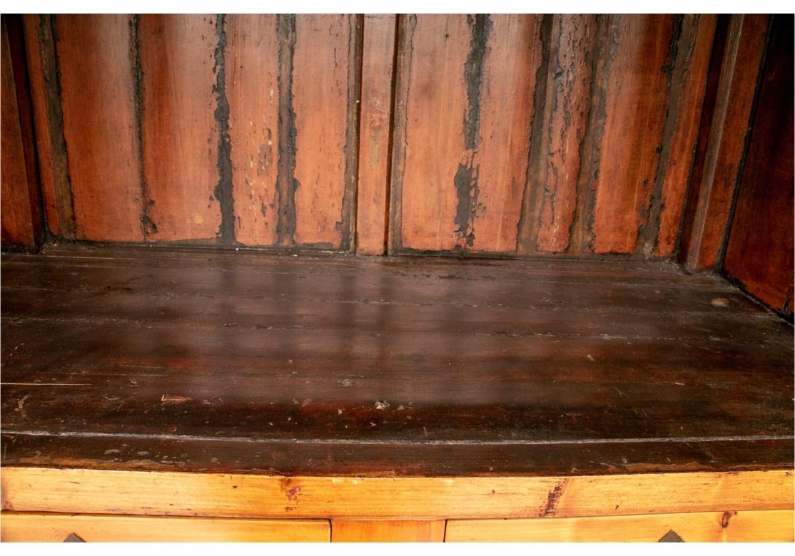 Massiver chinesischer spitz zulaufender Sesselschrank im Angebot 10