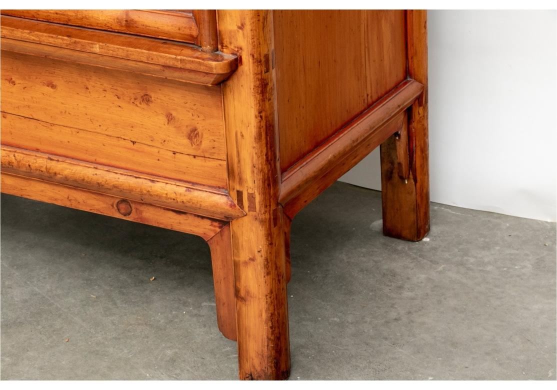 Einteiliger chinesischer Kleiderschrank mit spitz zulaufender Form, solide konstruiert mit Zapfenverbindungen. Getäfelt und mit Messingschloss versehen, wie abgebildet. Die Türen lassen sich öffnen und geben den Blick frei auf eine vertikale