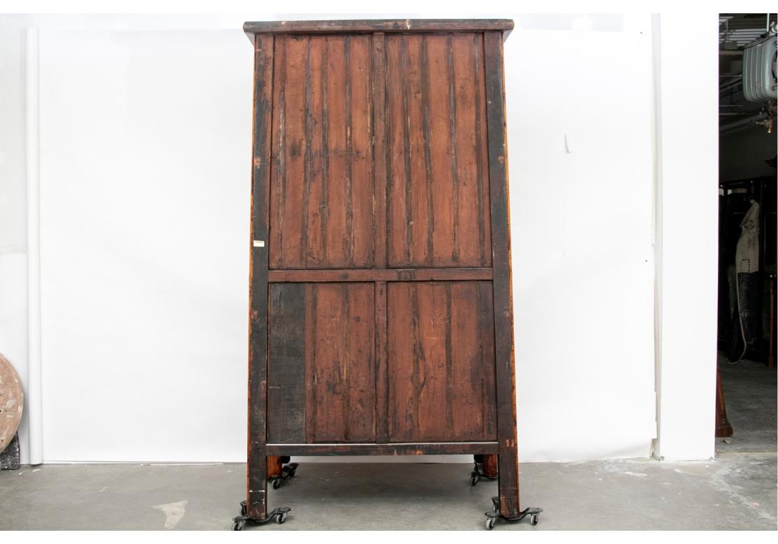 Massiver chinesischer spitz zulaufender Sesselschrank im Angebot 13